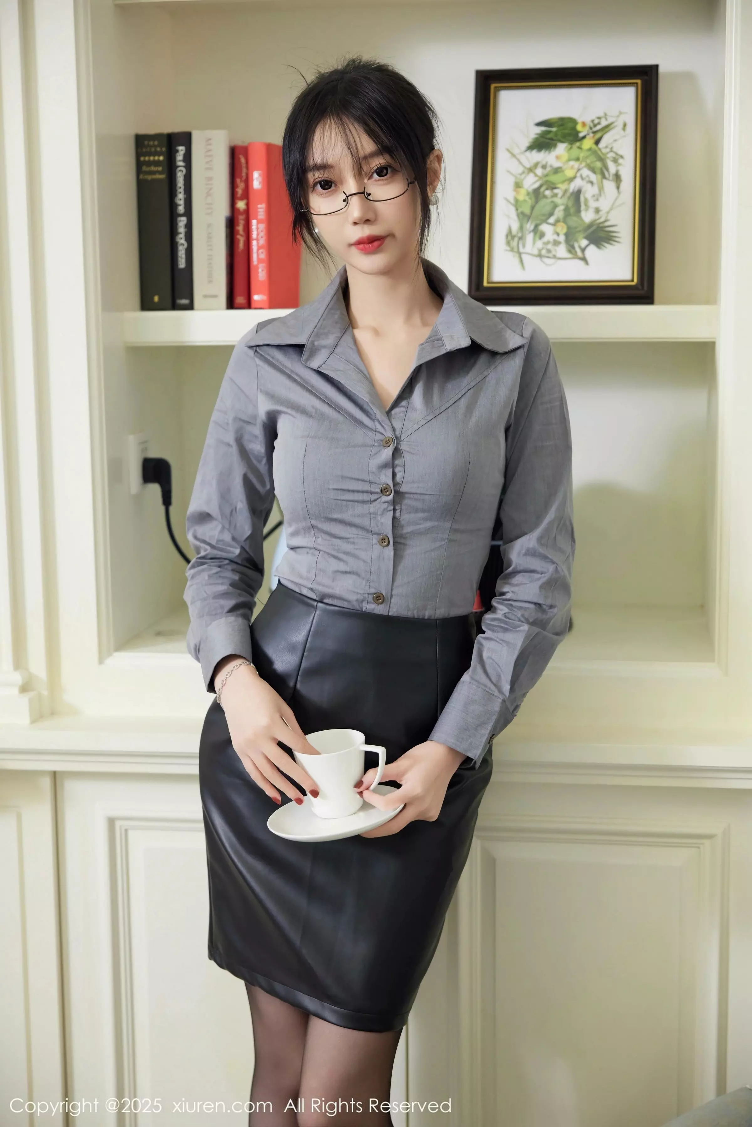 玥儿玥er性感Ol职业装露黑色内衣配超薄黑丝秀美腿绝美写真 第 21 张
