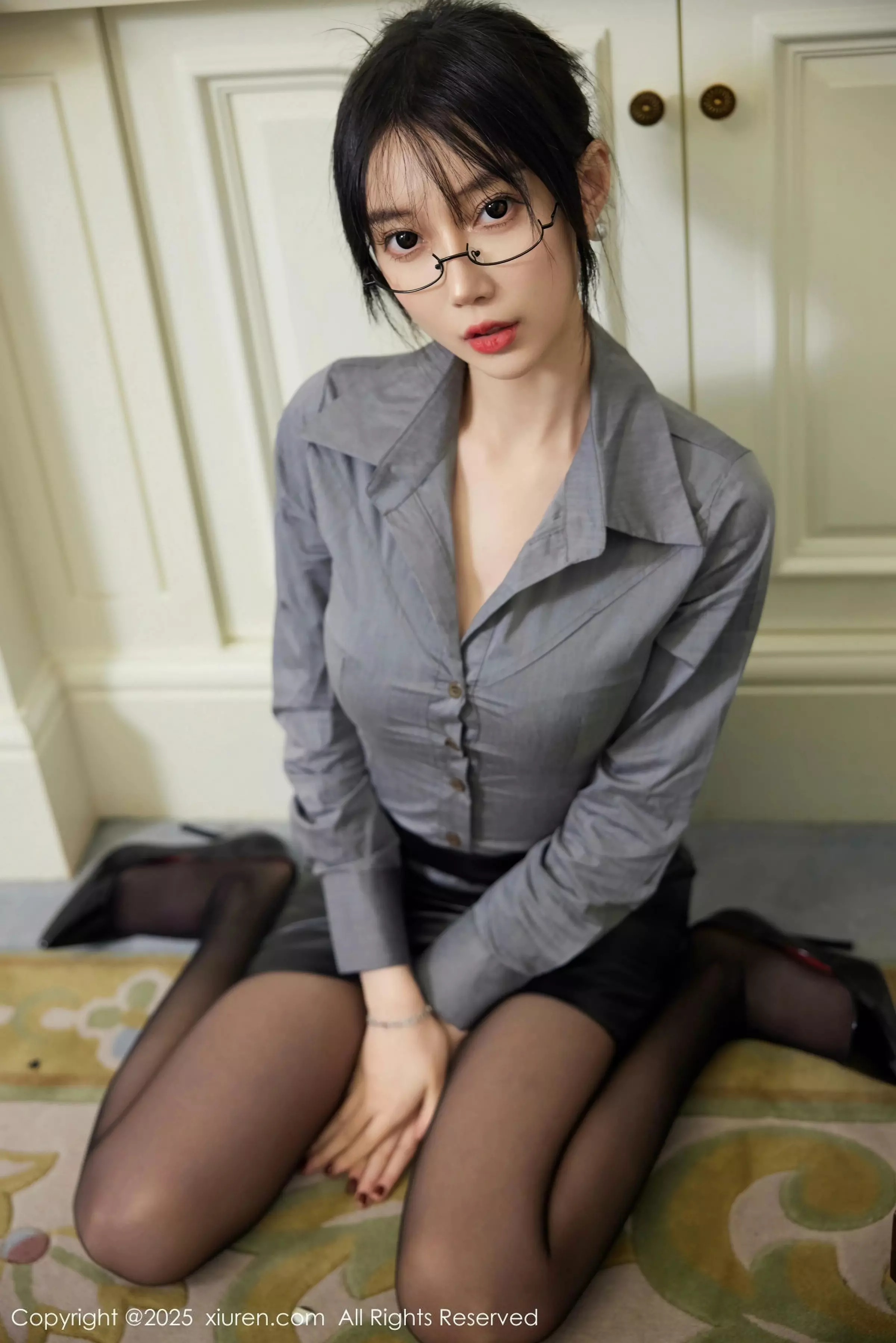 玥儿玥er性感Ol职业装露黑色内衣配超薄黑丝秀美腿绝美写真 第 44 张