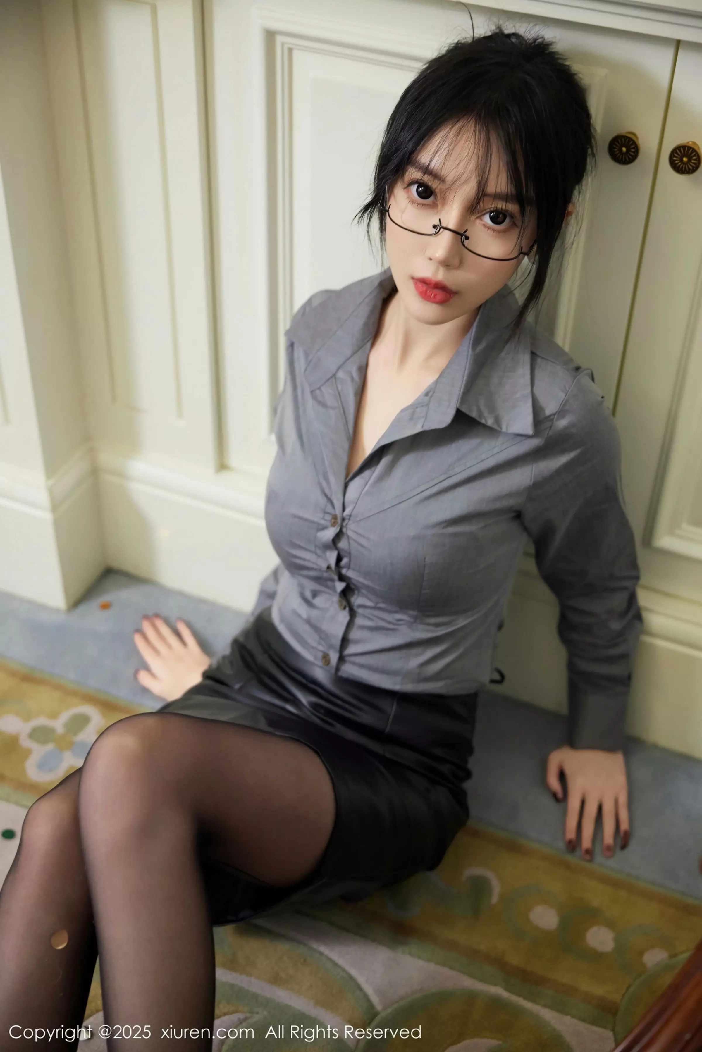 玥儿玥er性感Ol职业装露黑色内衣配超薄黑丝秀美腿绝美写真 第 52 张
