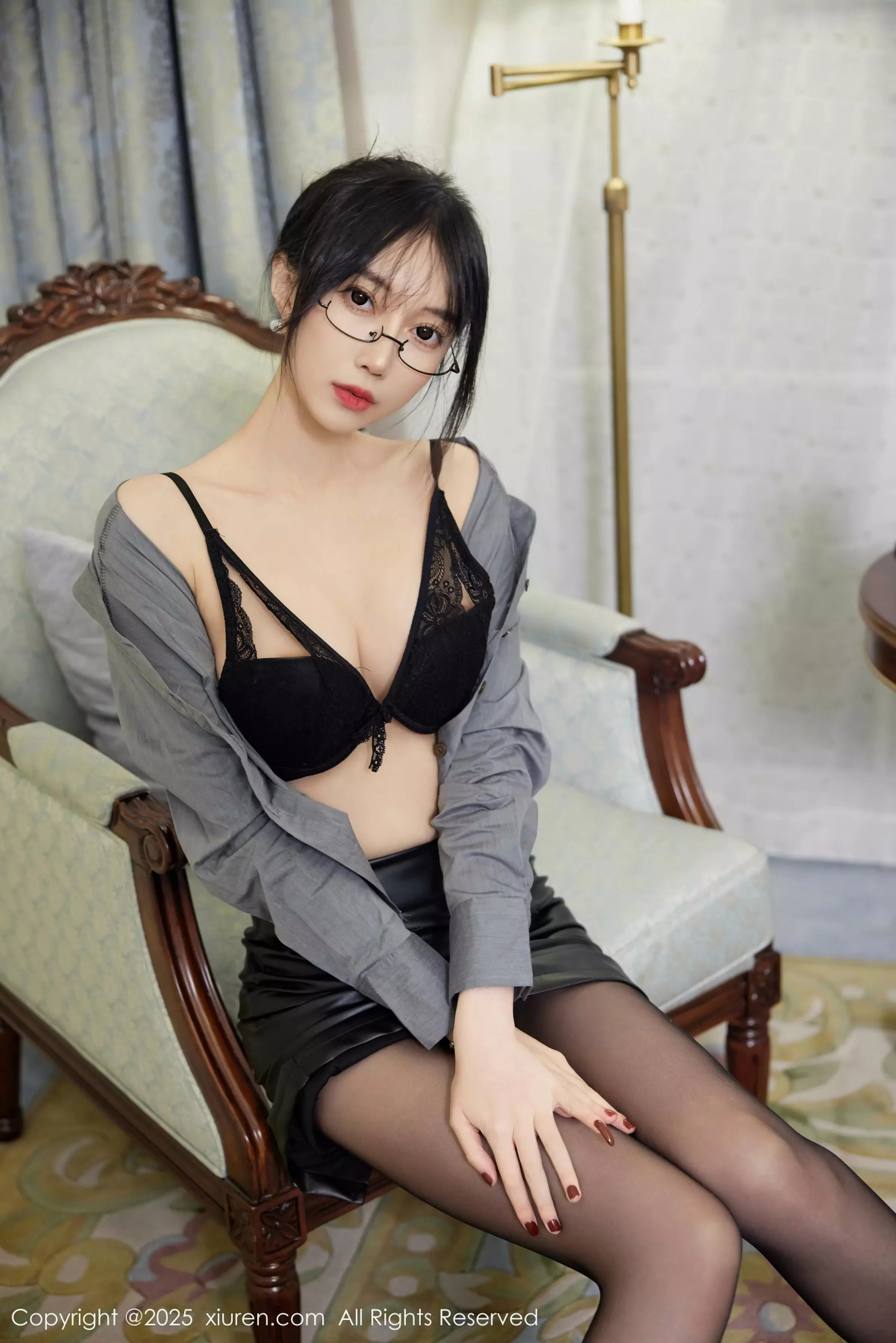 玥儿玥er性感Ol职业装露黑色内衣配超薄黑丝秀美腿绝美写真 第 7 张