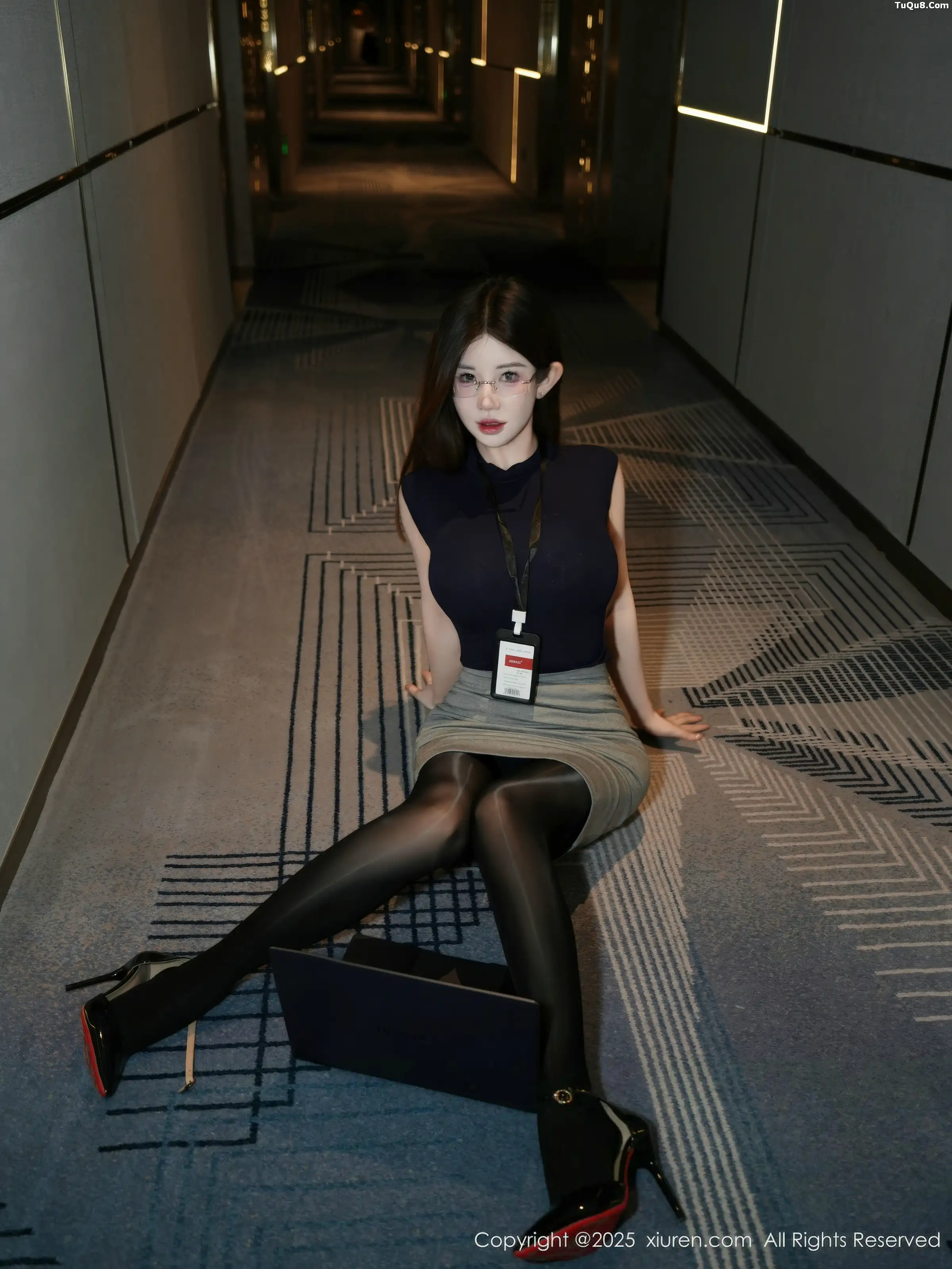 苏甜橙子性感深色职业装露闪亮超薄黑丝秀凹凸身材绝美写真 第 12 张