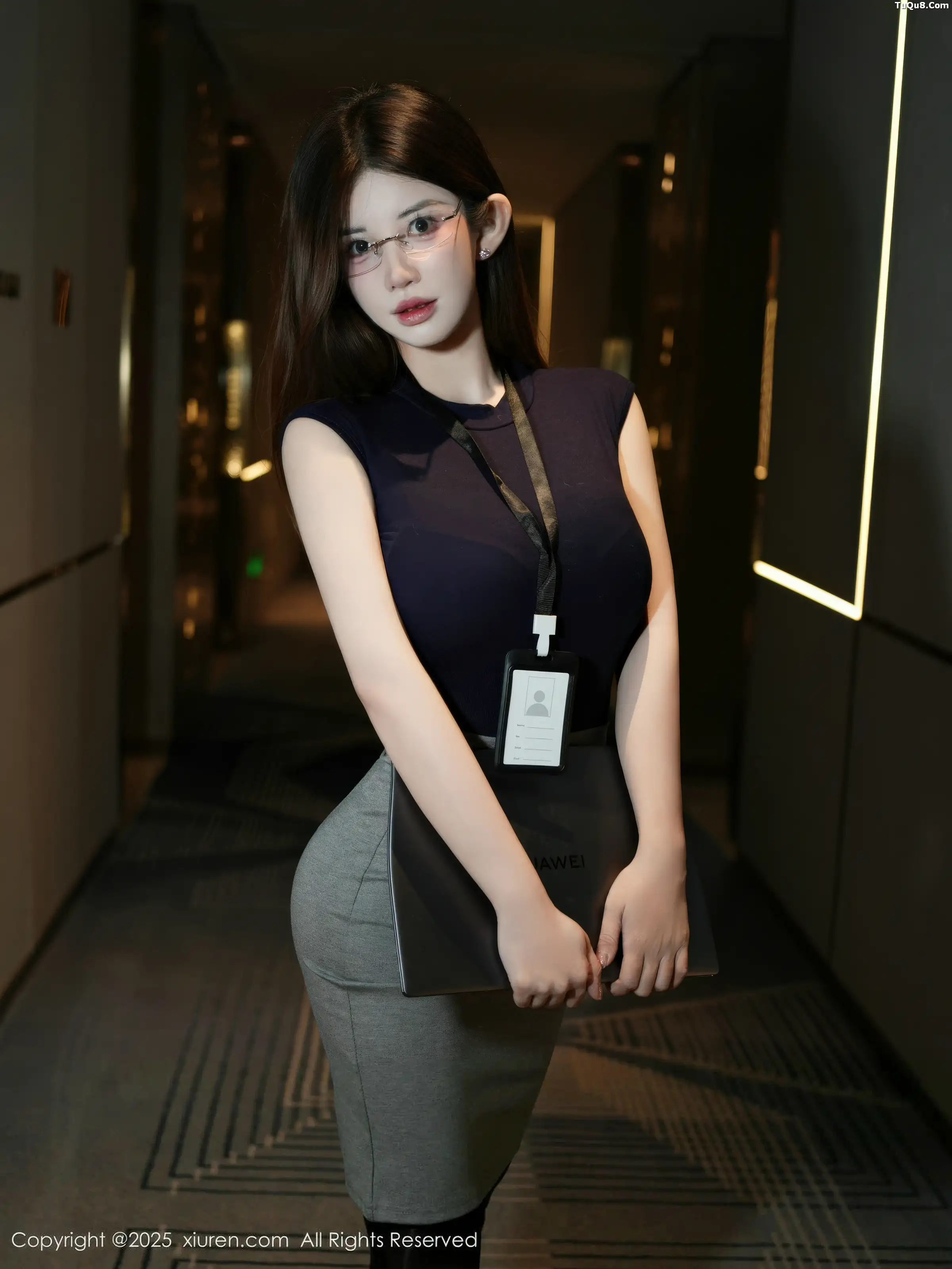 苏甜橙子性感深色职业装露闪亮超薄黑丝秀凹凸身材绝美写真 第 2 张