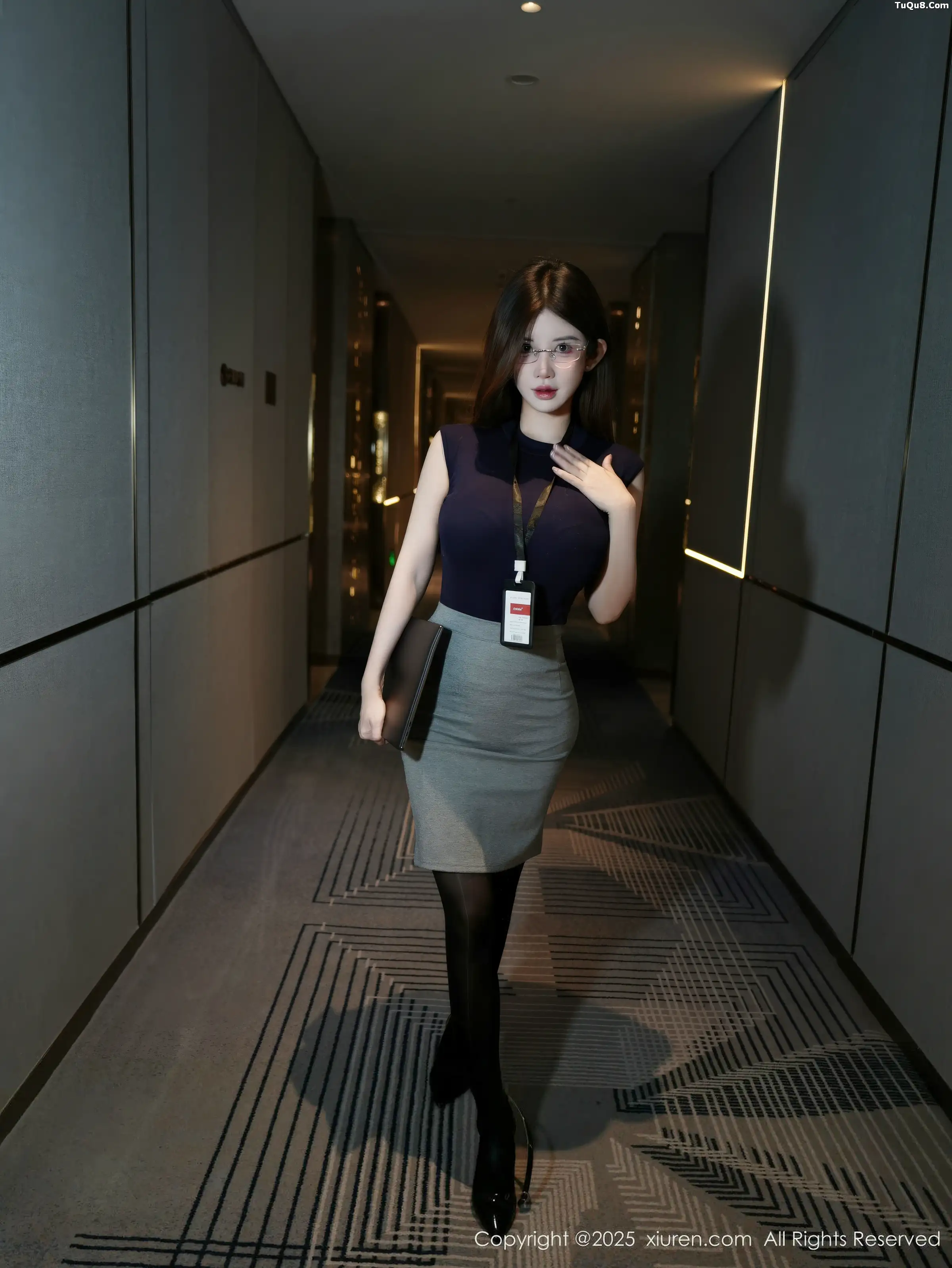 苏甜橙子性感深色职业装露闪亮超薄黑丝秀凹凸身材绝美写真 第 6 张