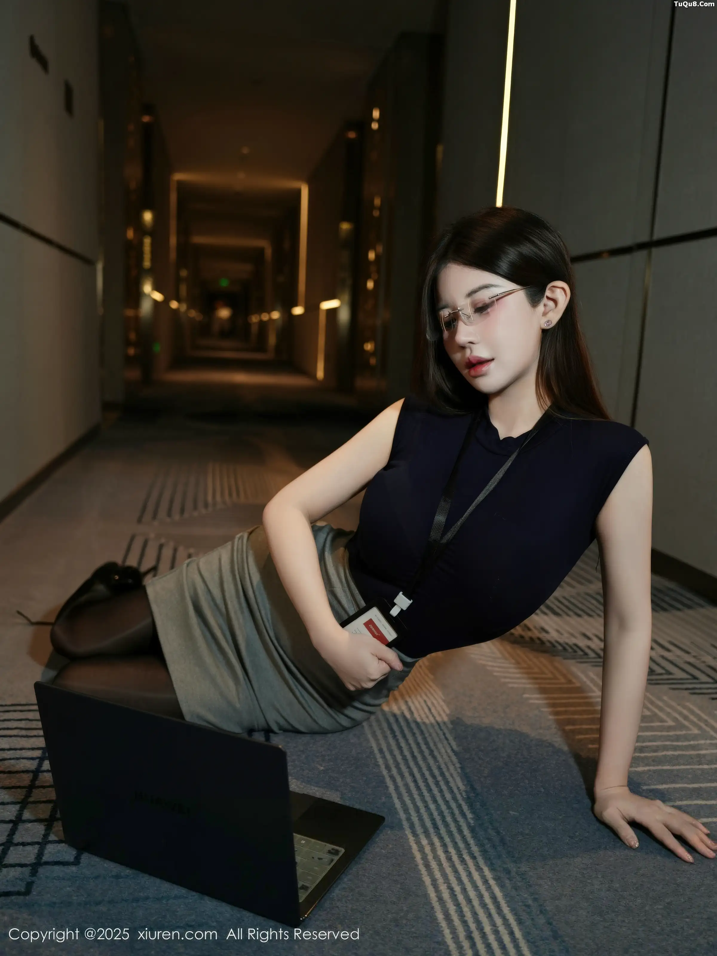 苏甜橙子性感深色职业装露闪亮超薄黑丝秀凹凸身材绝美写真 第 8 张