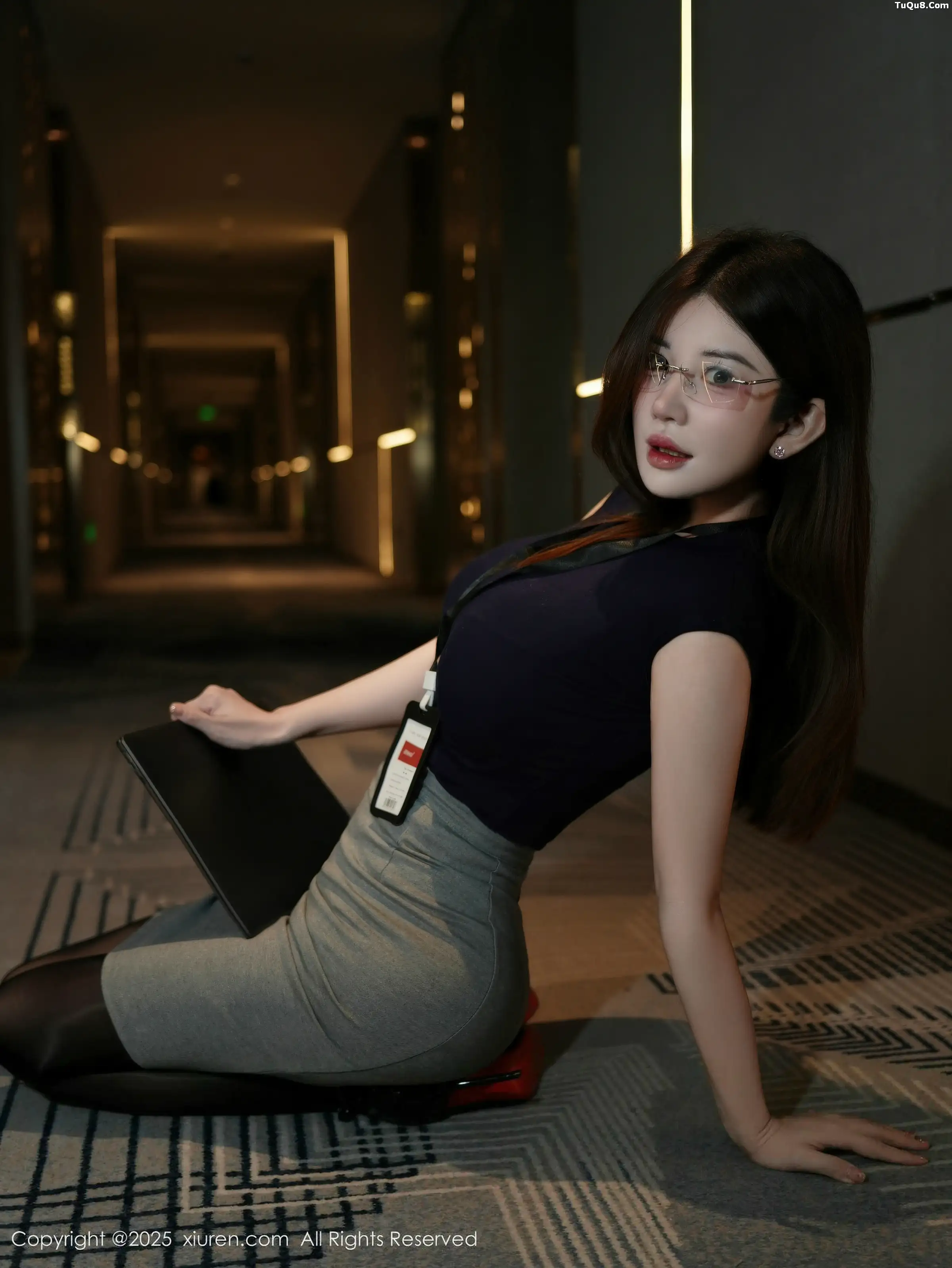 苏甜橙子性感深色职业装露闪亮超薄黑丝秀凹凸身材绝美写真 第 9 张