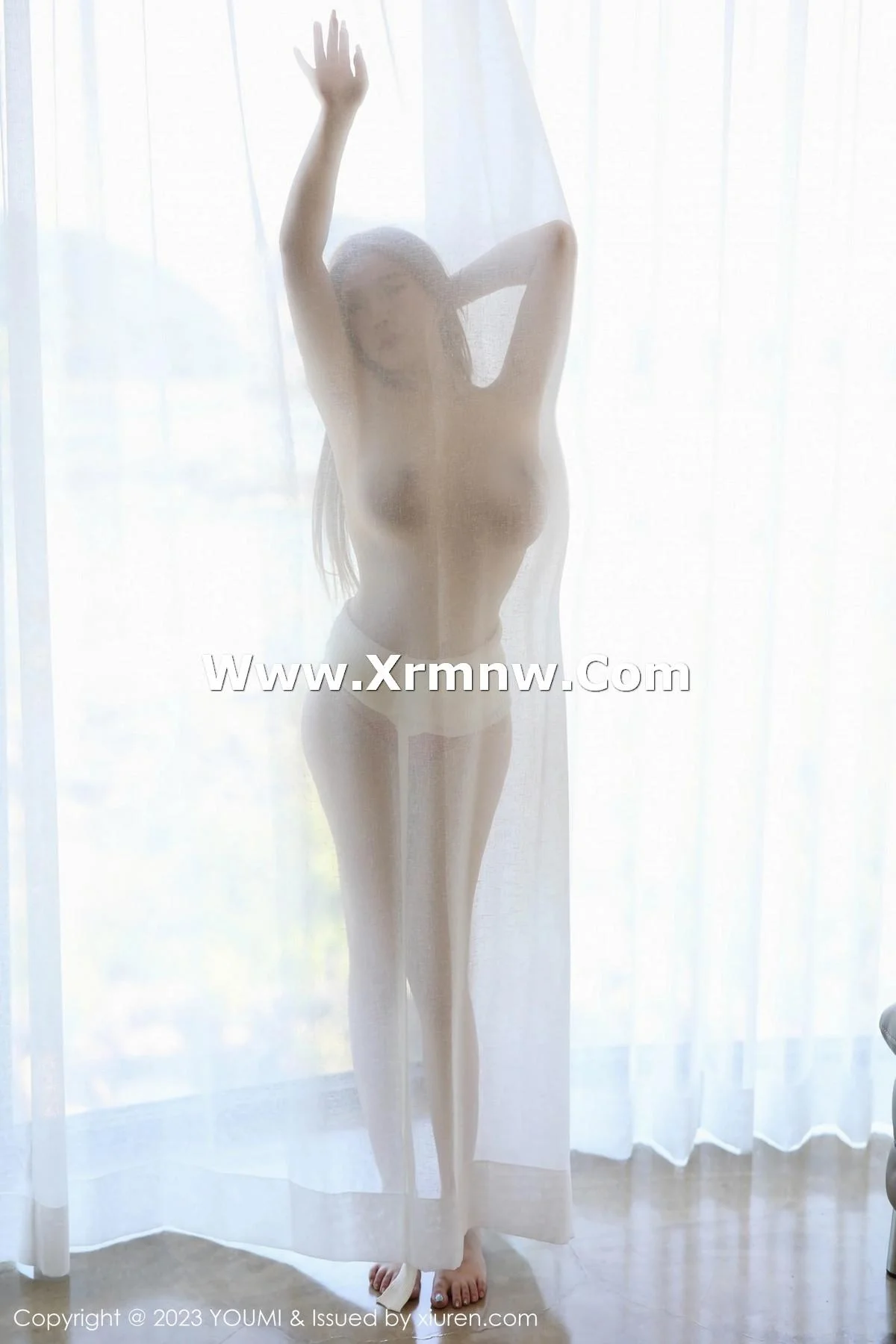 小海臀Rena性感浅色衣配黑色长裤半脱秀浑圆翘臀绝美写真 第 133 张