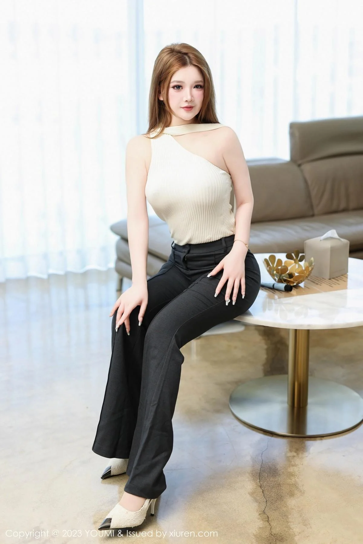 小海臀Rena性感浅色衣配黑色长裤半脱秀浑圆翘臀绝美写真 第 14 张