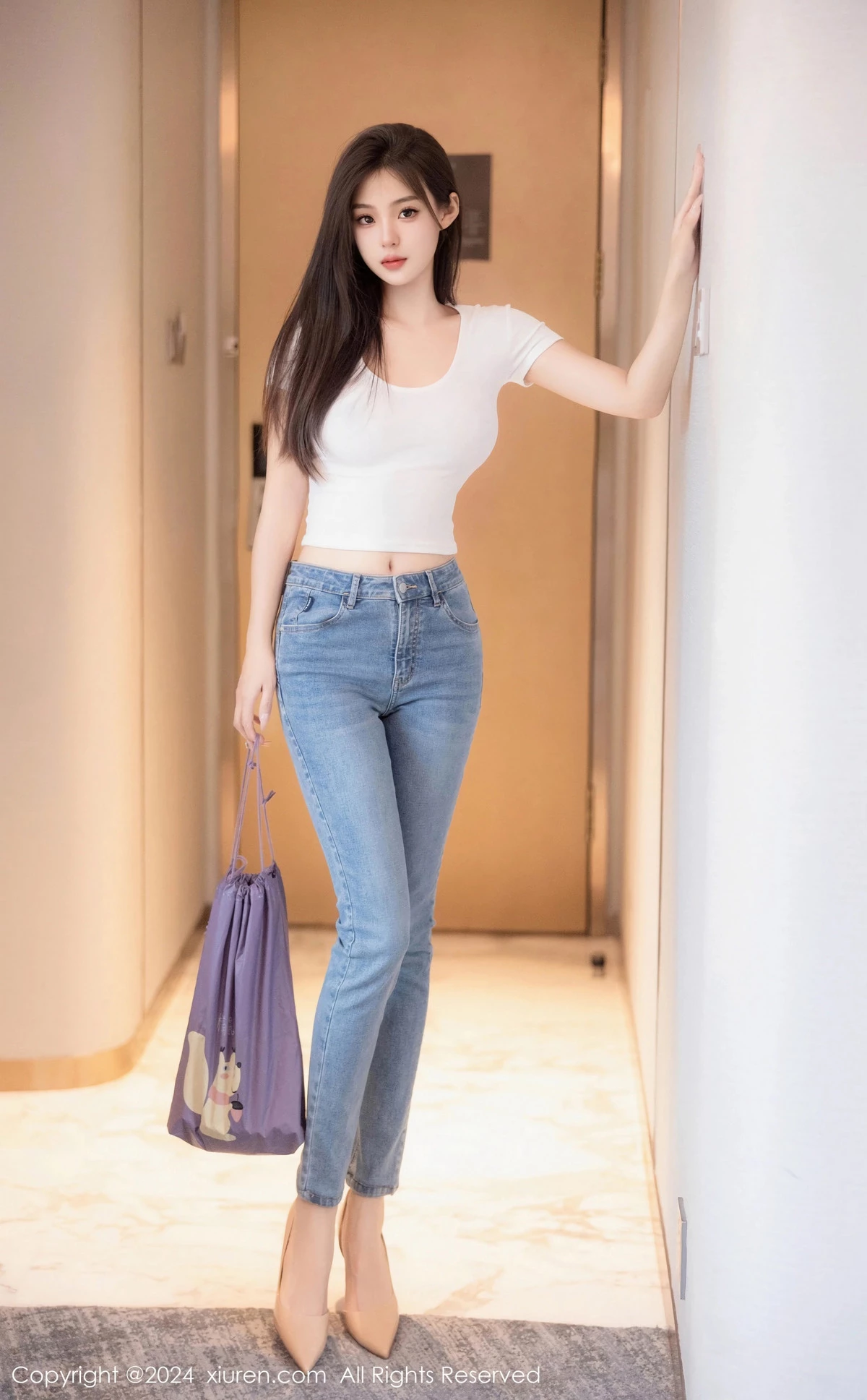周周不吃香菜性感白T配牛仔裤秀完美身姿迷人绝美写真 第 1 张