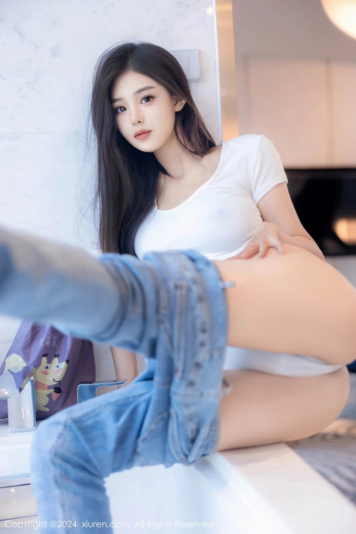 周周不吃香菜性感白T配牛仔裤秀完美身姿迷人绝美写真 第 15 张