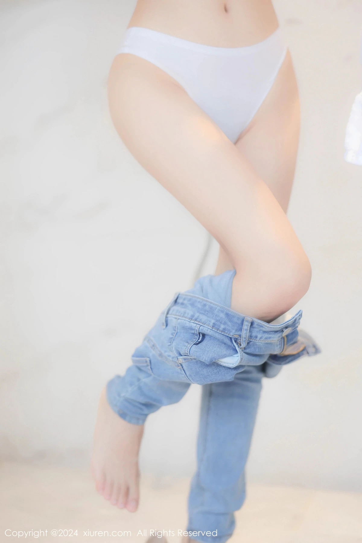周周不吃香菜性感白T配牛仔裤秀完美身姿迷人绝美写真 第 39 张