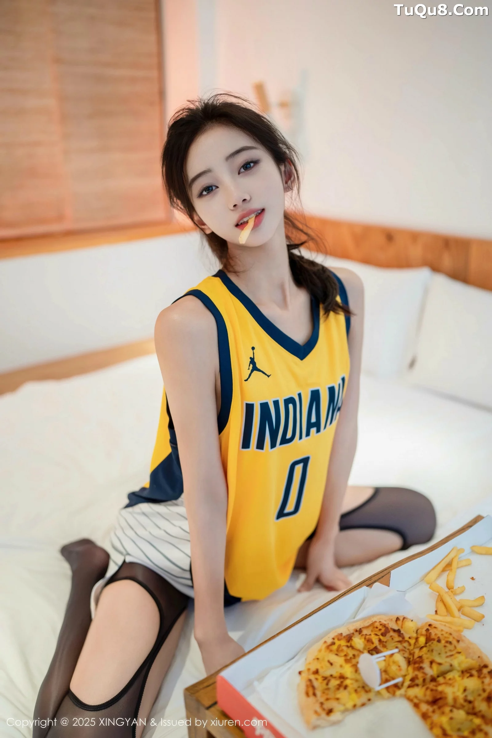 时安安性感篮球服露白短T配黑丝吊袜秀柔美身段绝美写真 第 11 张