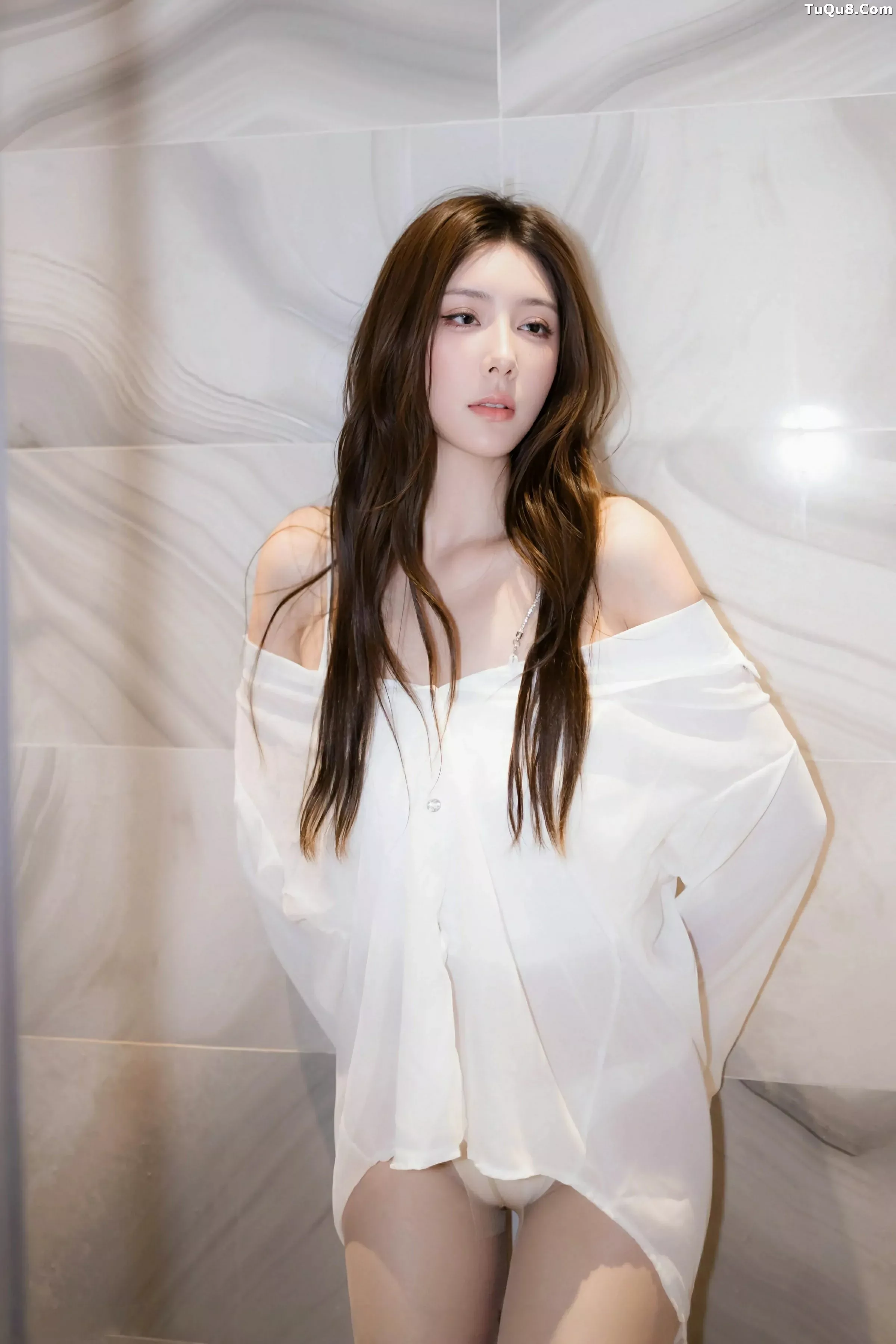 悦兮浴室场景性感白T衬衫配超薄肉丝湿身秀惹火身材绝美写真 第 20 张