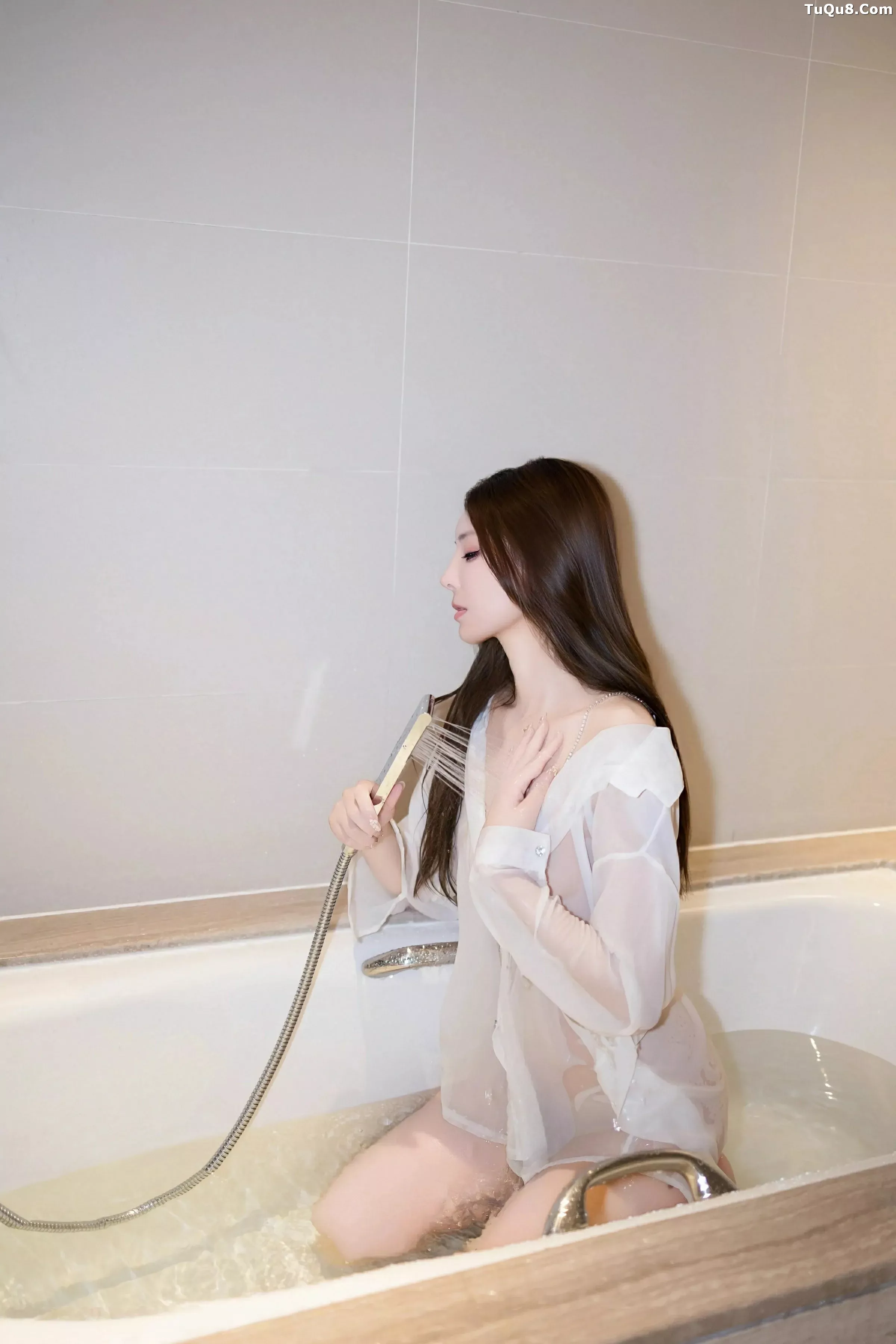 悦兮浴室场景性感白T衬衫配超薄肉丝湿身秀惹火身材绝美写真 第 48 张