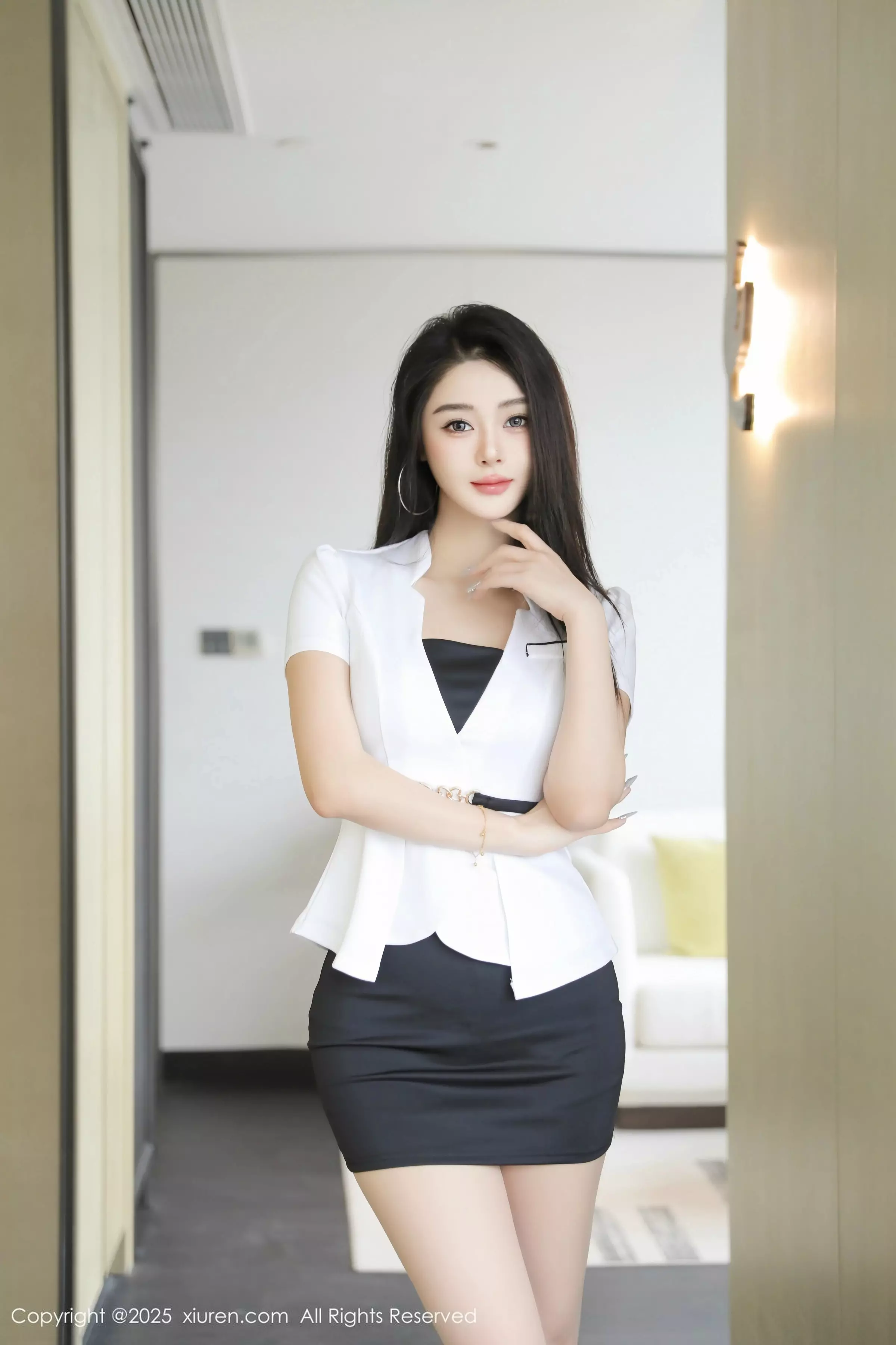 Candy糖糖性感白色OL服饰配超薄肉丝秀完美身材绝美写真 第 4 张