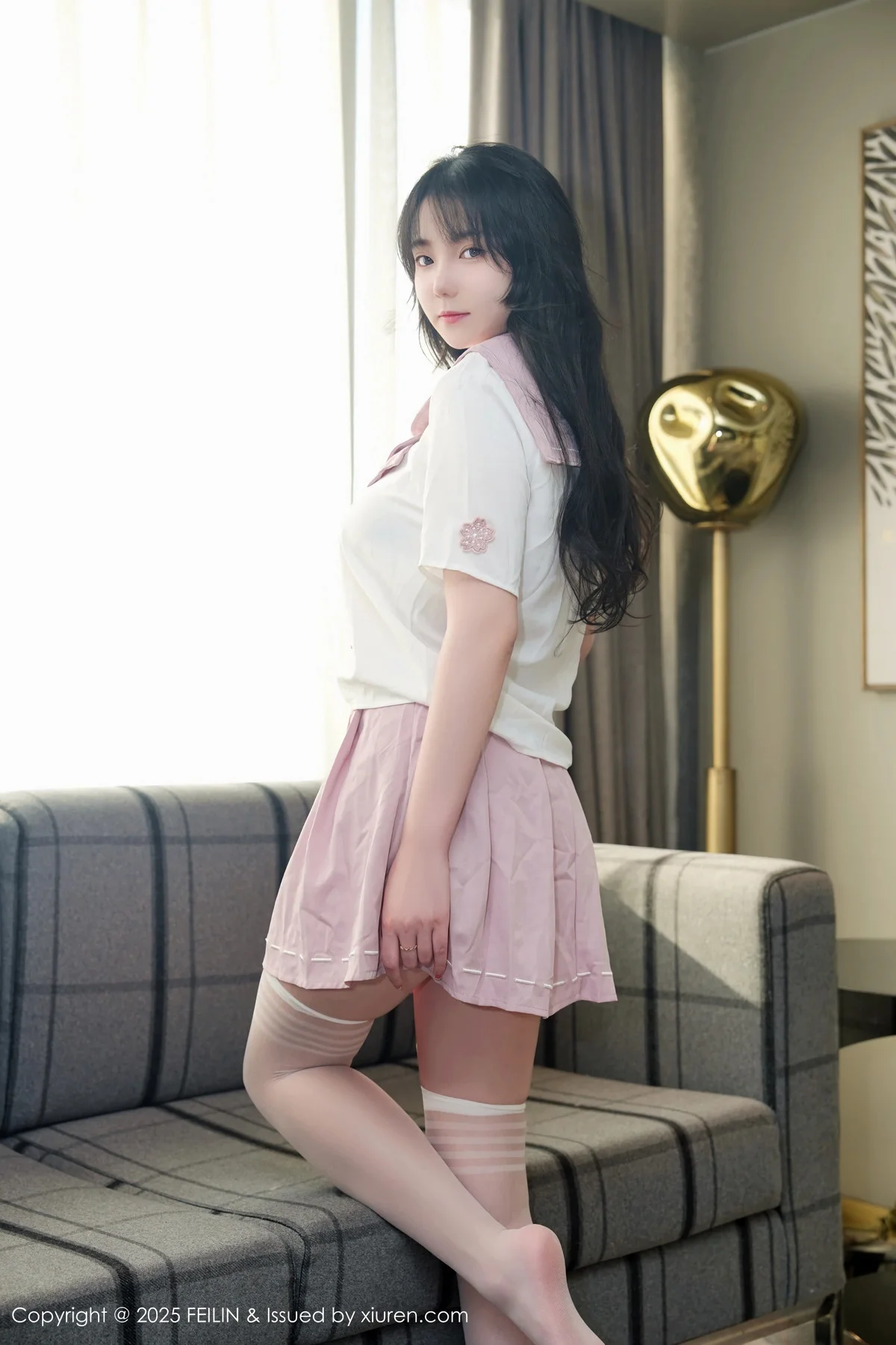 软情性感粉色JK短裙配白色丝袜秀凹凸身材完美绝美写真 第 2 张