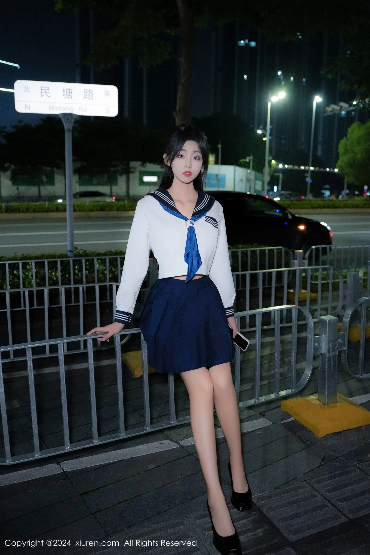 董林越性感蓝白色校服配黑高跟半脱秀丰满身姿惹火绝美写真 第 13 张