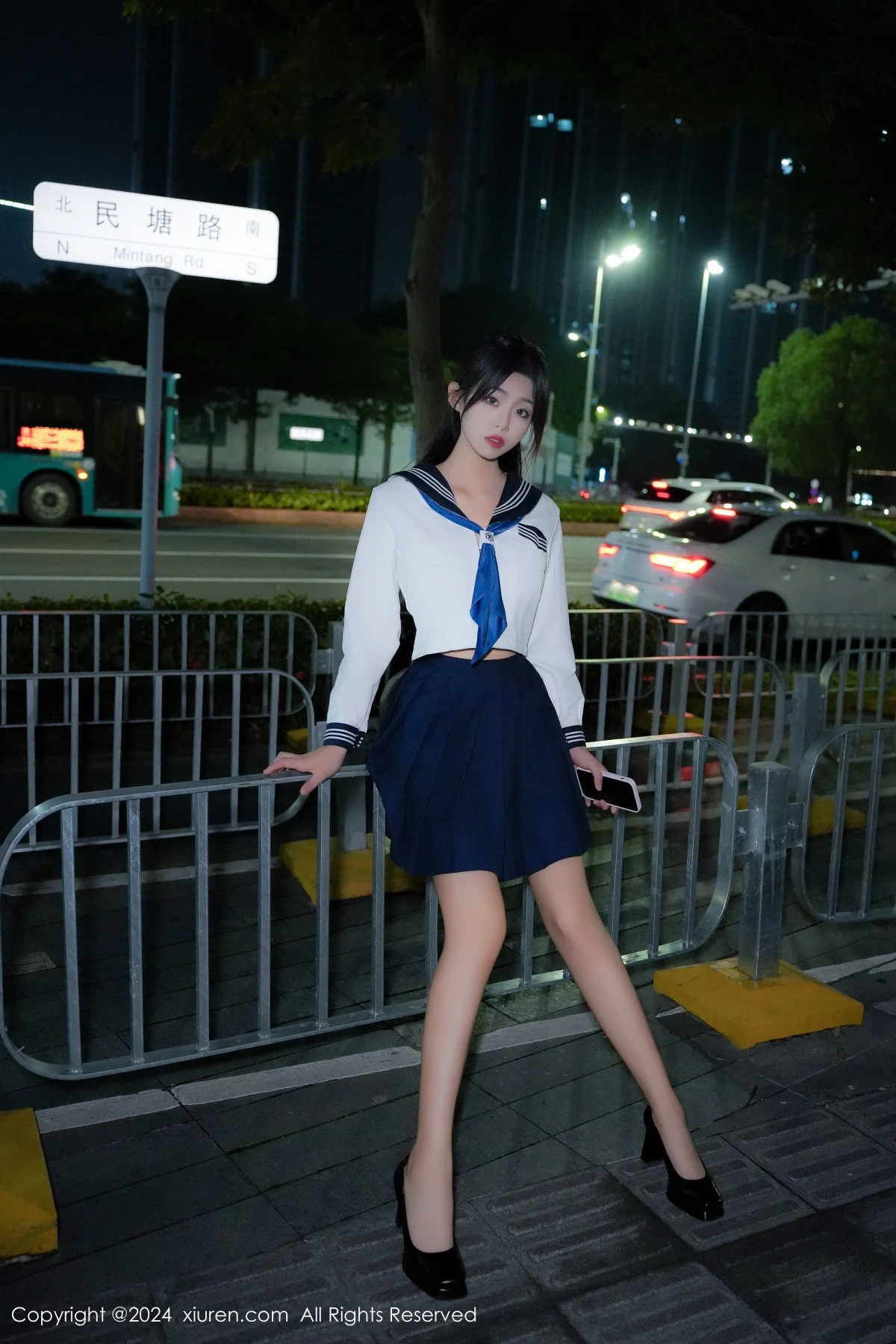 董林越性感蓝白色校服配黑高跟半脱秀丰满身姿惹火绝美写真 第 16 张