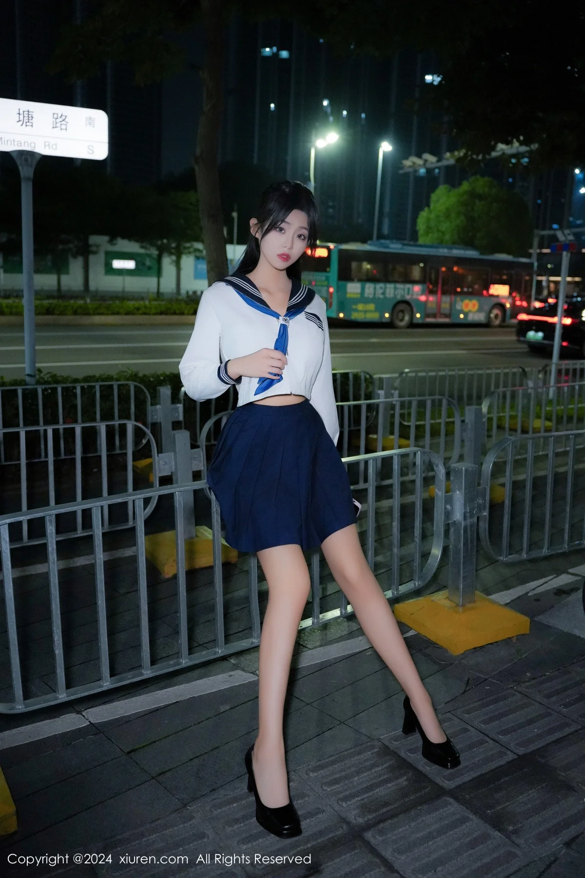 董林越性感蓝白色校服配黑高跟半脱秀丰满身姿惹火绝美写真 第 17 张