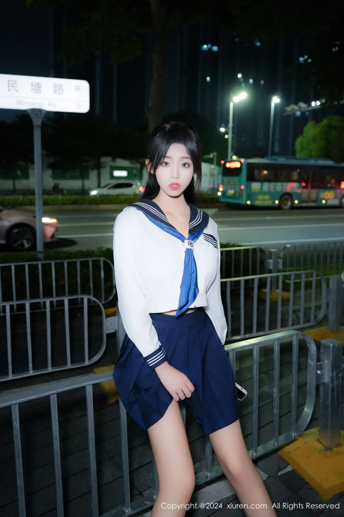 董林越性感蓝白色校服配黑高跟半脱秀丰满身姿惹火绝美写真 第 19 张