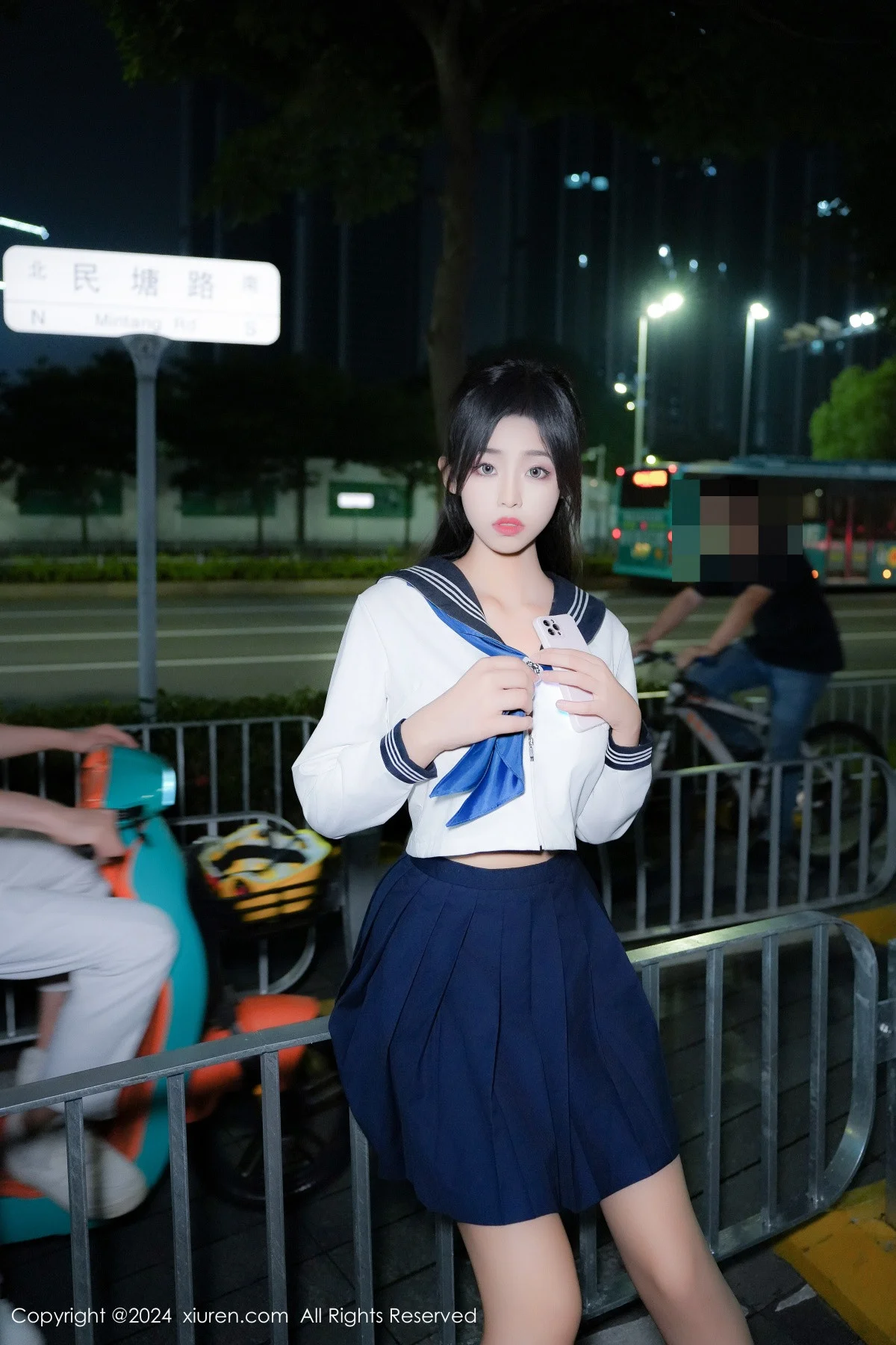 董林越性感蓝白色校服配黑高跟半脱秀丰满身姿惹火绝美写真 第 22 张