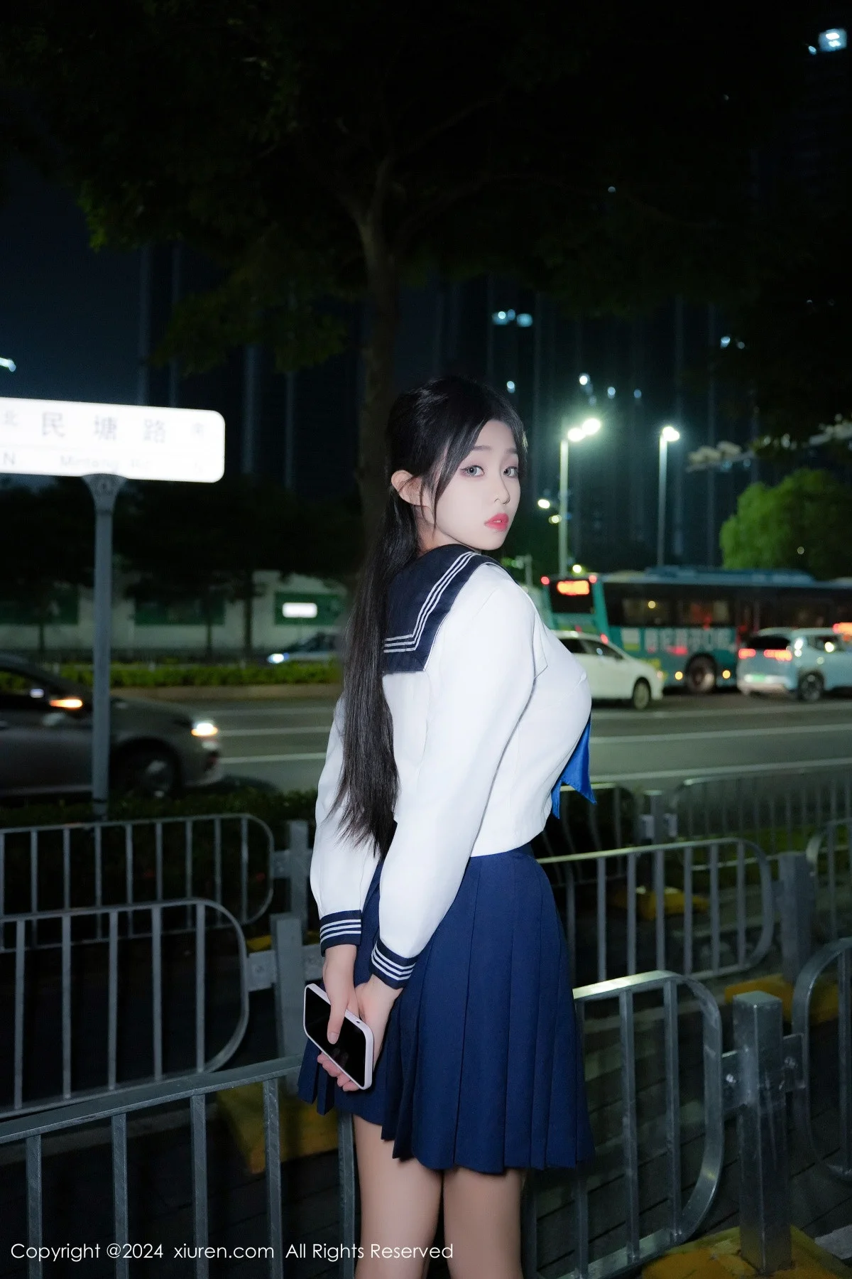 董林越性感蓝白色校服配黑高跟半脱秀丰满身姿惹火绝美写真 第 23 张
