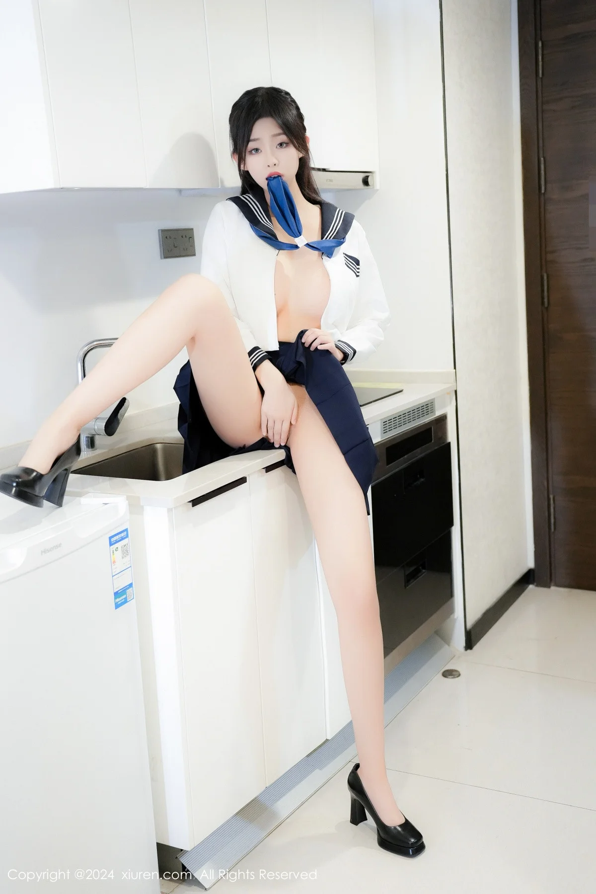 董林越性感蓝白色校服配黑高跟半脱秀丰满身姿惹火绝美写真 第 40 张