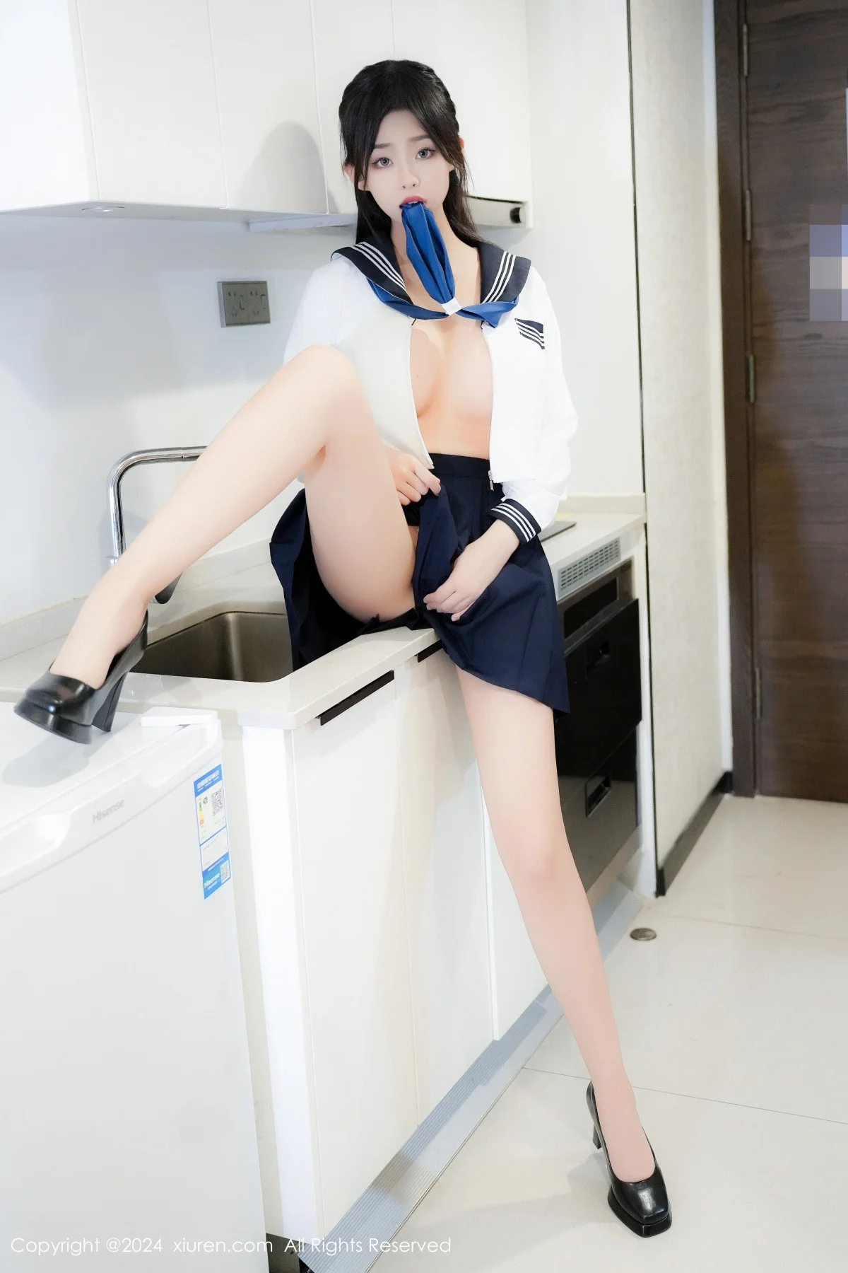 董林越性感蓝白色校服配黑高跟半脱秀丰满身姿惹火绝美写真 第 41 张