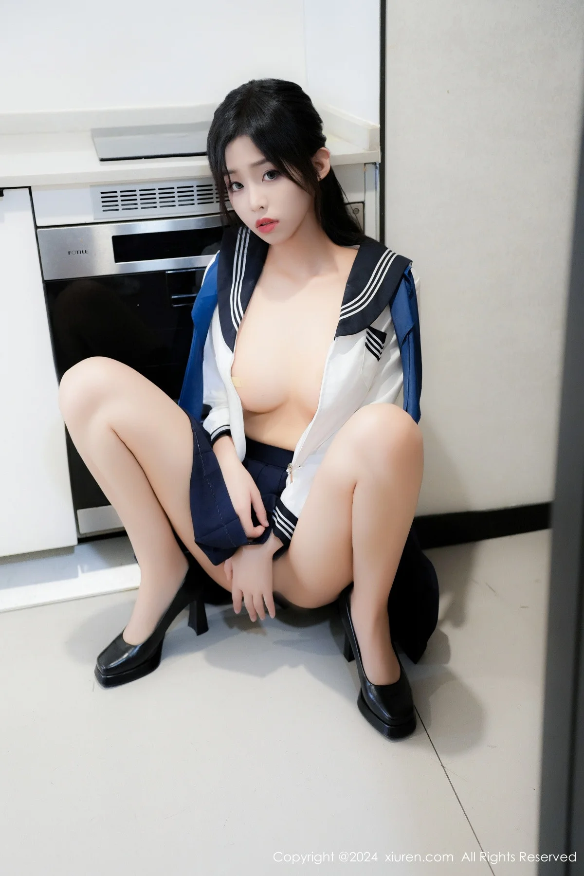 董林越性感蓝白色校服配黑高跟半脱秀丰满身姿惹火绝美写真 第 66 张