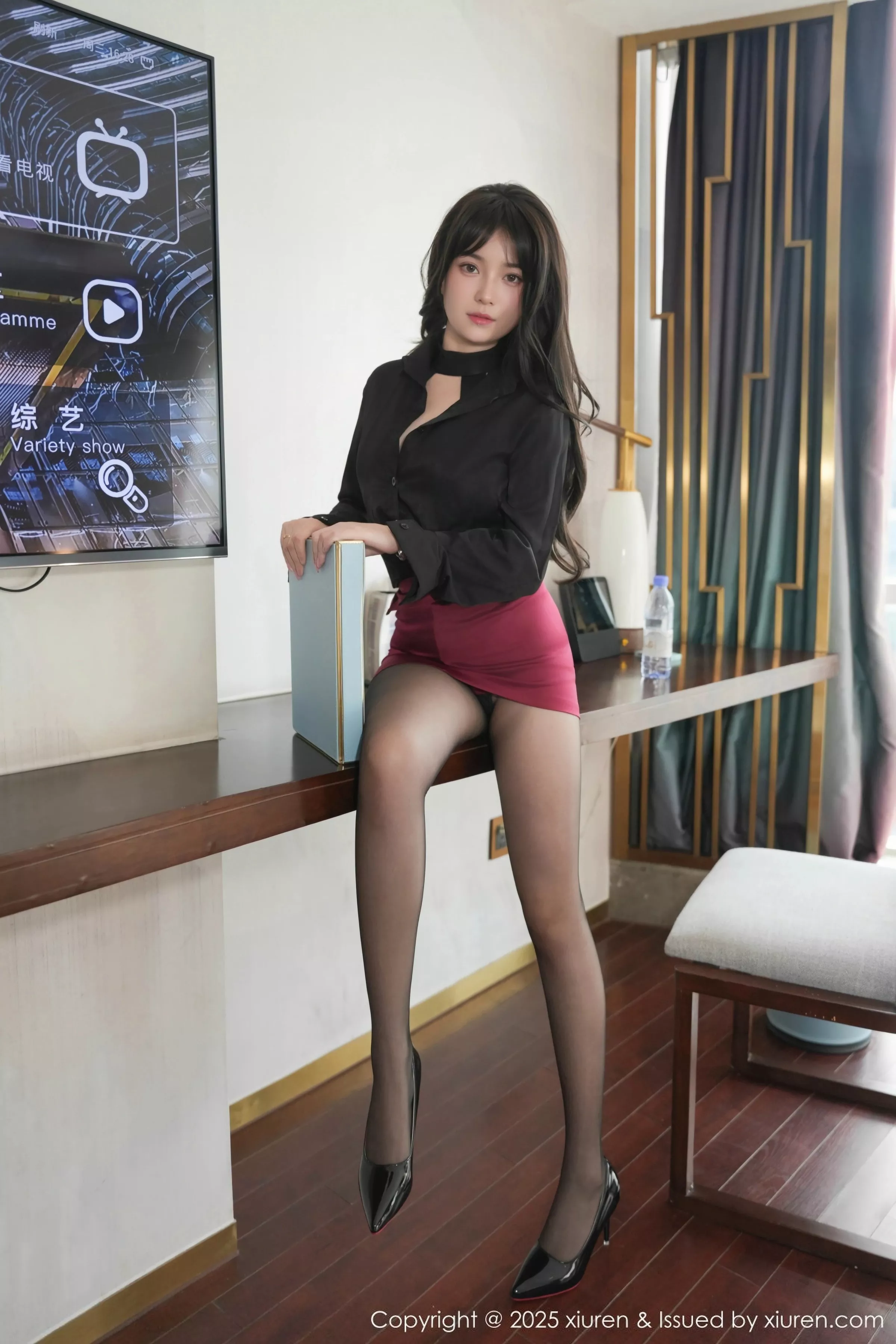 软情性感黑色制服配红色短裙露超薄黑丝秀曼妙身姿绝美写真 第 14 张