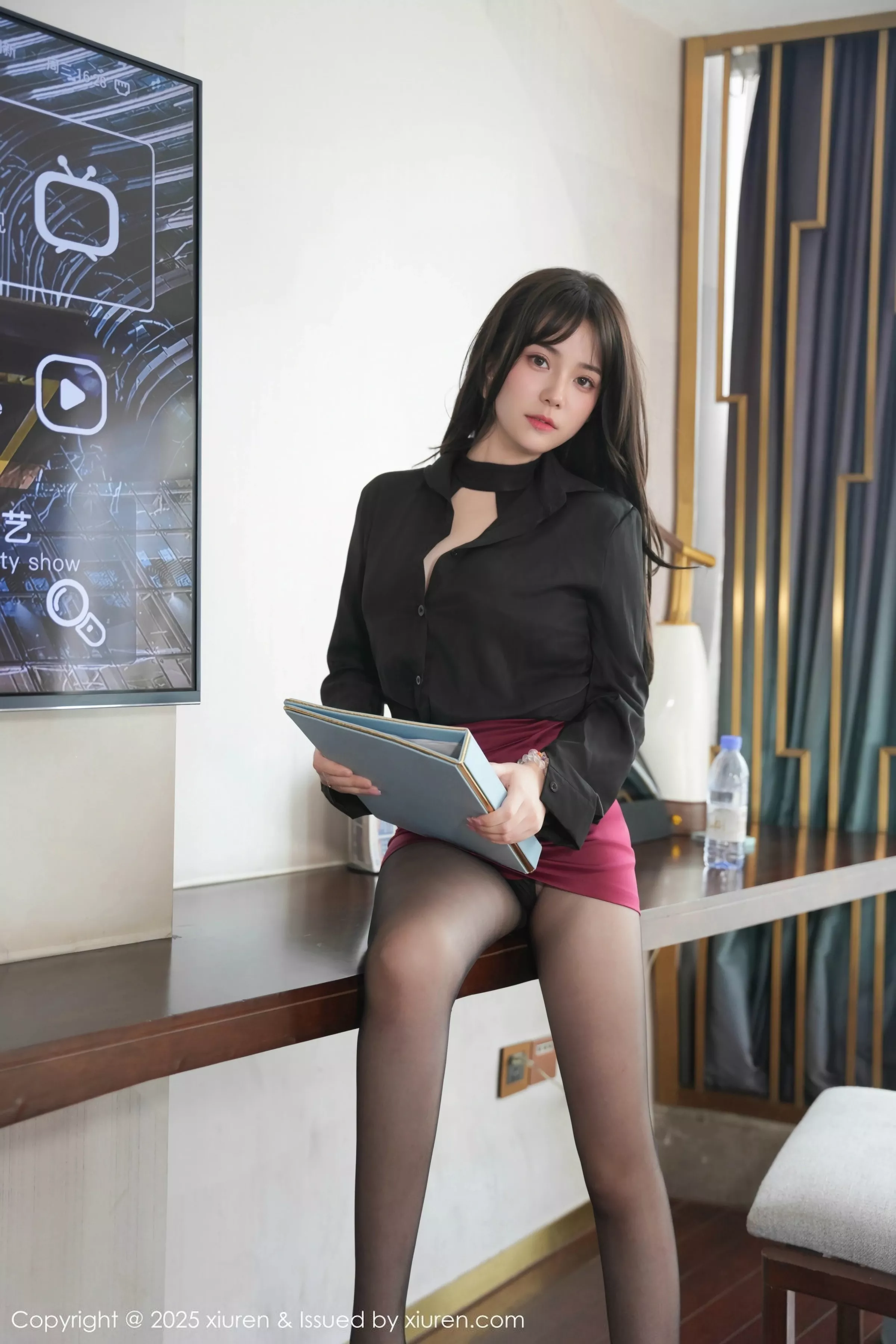 软情性感黑色制服配红色短裙露超薄黑丝秀曼妙身姿绝美写真 第 15 张