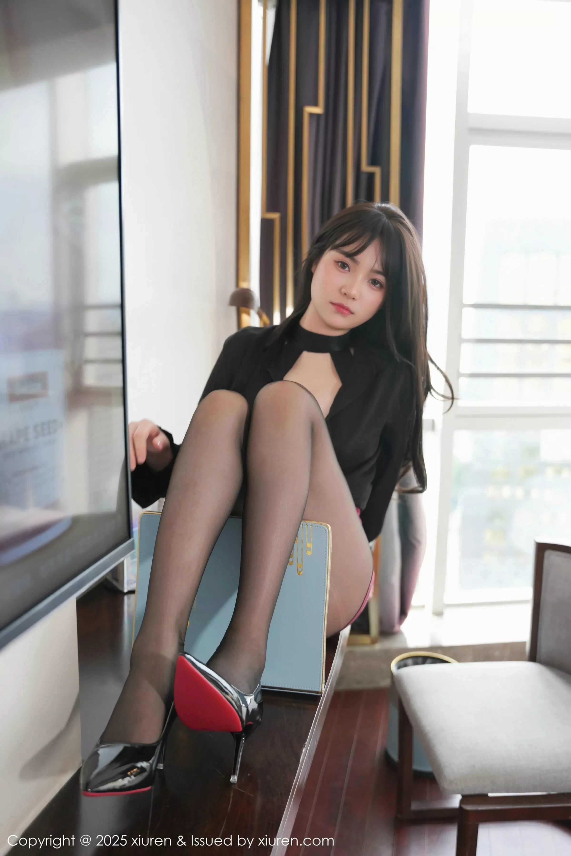 软情性感黑色制服配红色短裙露超薄黑丝秀曼妙身姿绝美写真 第 35 张