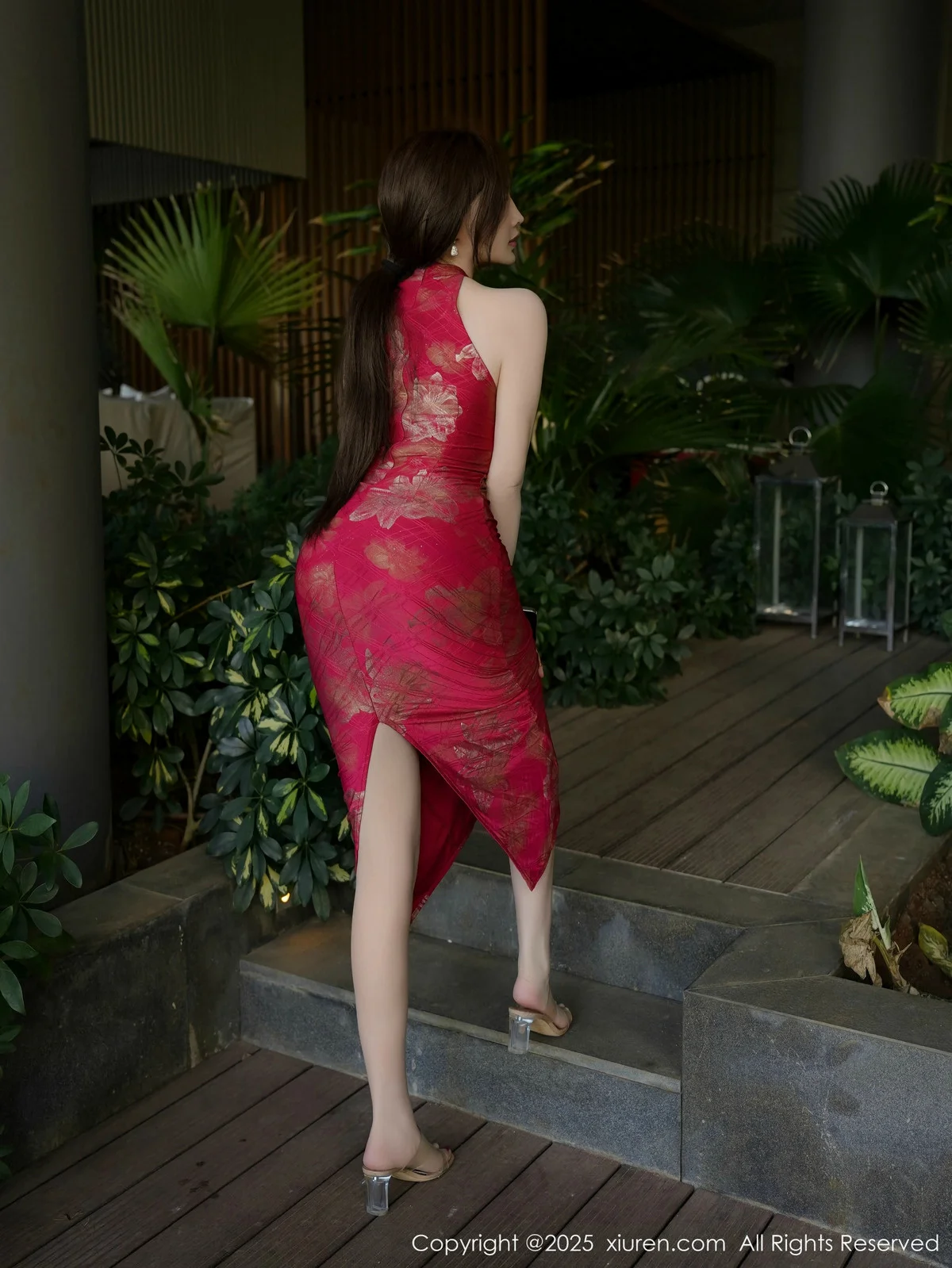 Carol周妍希性感红色旗袍服饰配超薄肉丝秀丰满身材绝美写真 第 15 张