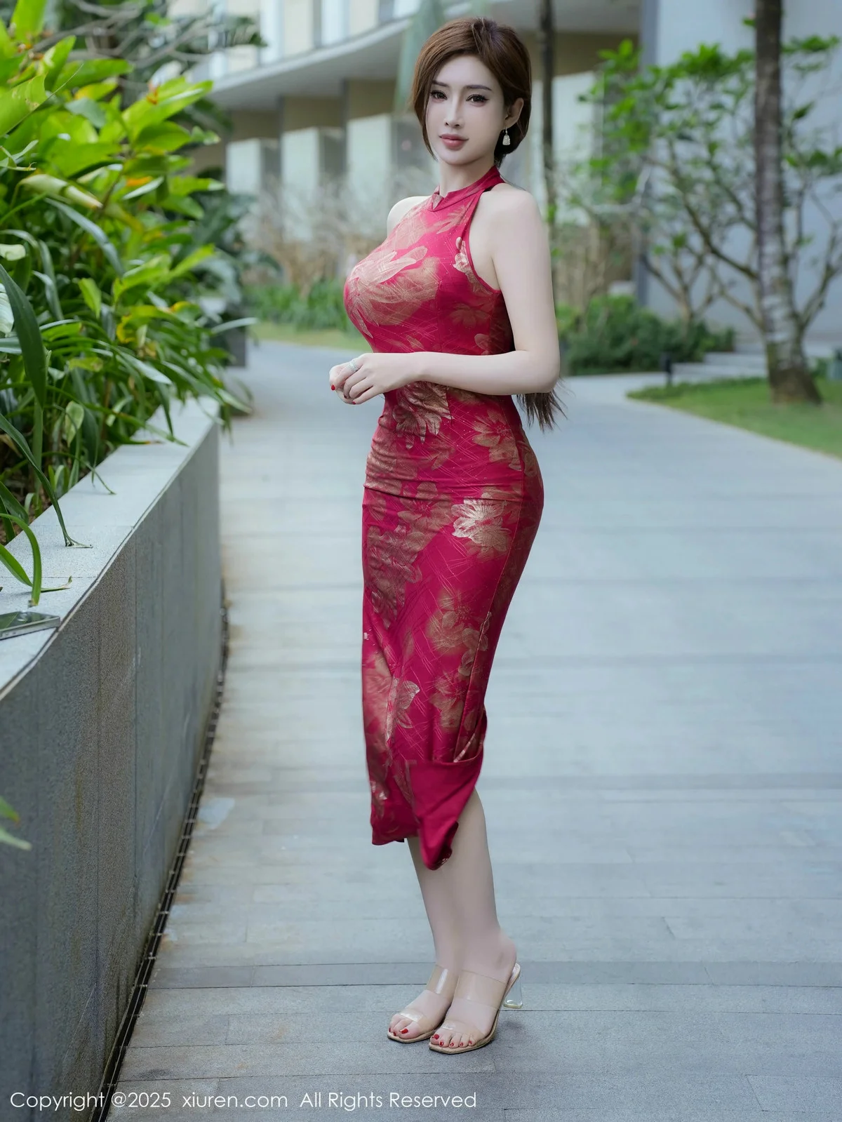 Carol周妍希性感红色旗袍服饰配超薄肉丝秀丰满身材绝美写真 第 9 张
