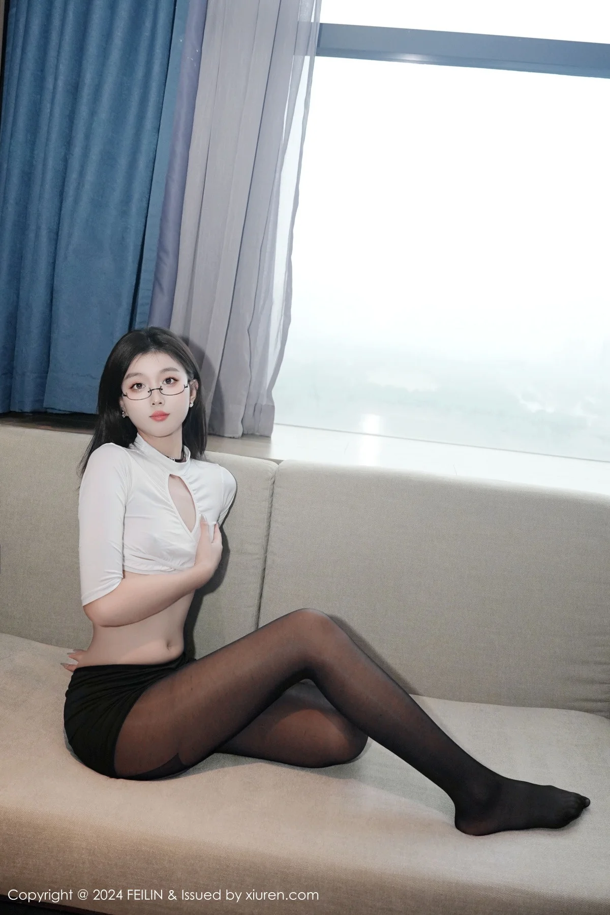 江念鱼私房性感白色T恤配开档黑丝秀曼妙身姿撩人绝美写真 第 3 张
