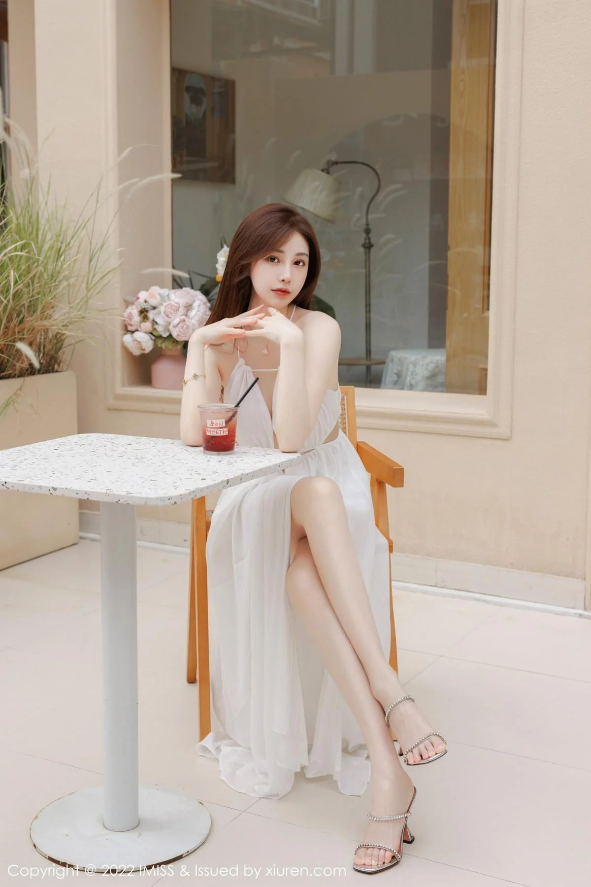 气质Lynn刘奕宁户外场景性感白色长裙秀曼妙身材迷人写真 第 15 张