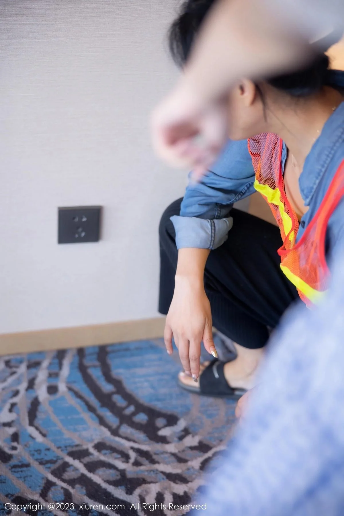 幼幼性感蓝白格子萝莉裙服饰多面视角秀完美身材绝美写真 第 12 张