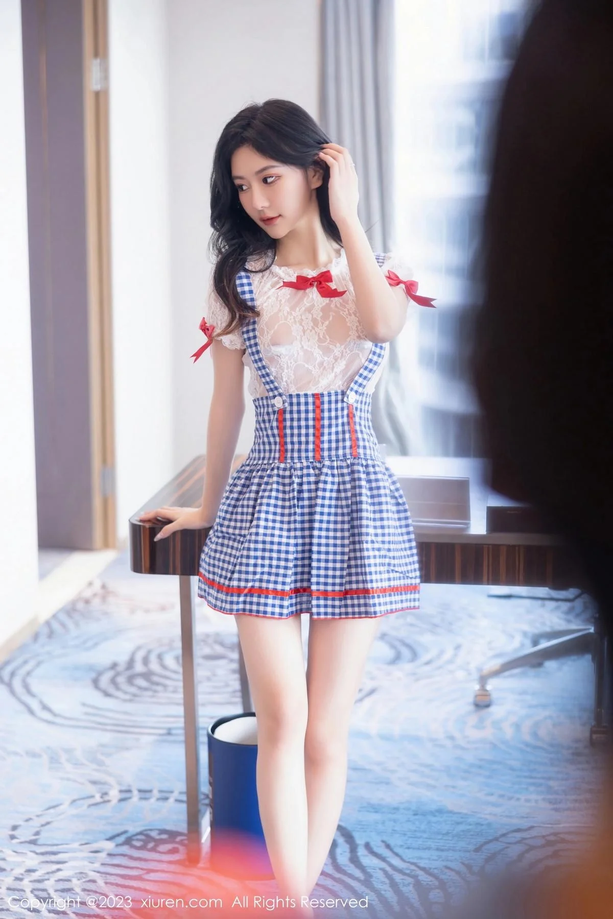 幼幼性感蓝白格子萝莉裙服饰多面视角秀完美身材绝美写真 第 13 张