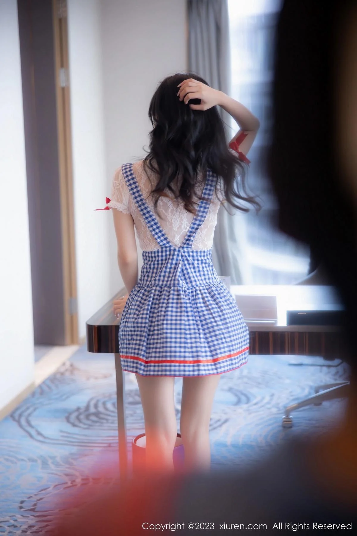 幼幼性感蓝白格子萝莉裙服饰多面视角秀完美身材绝美写真 第 14 张