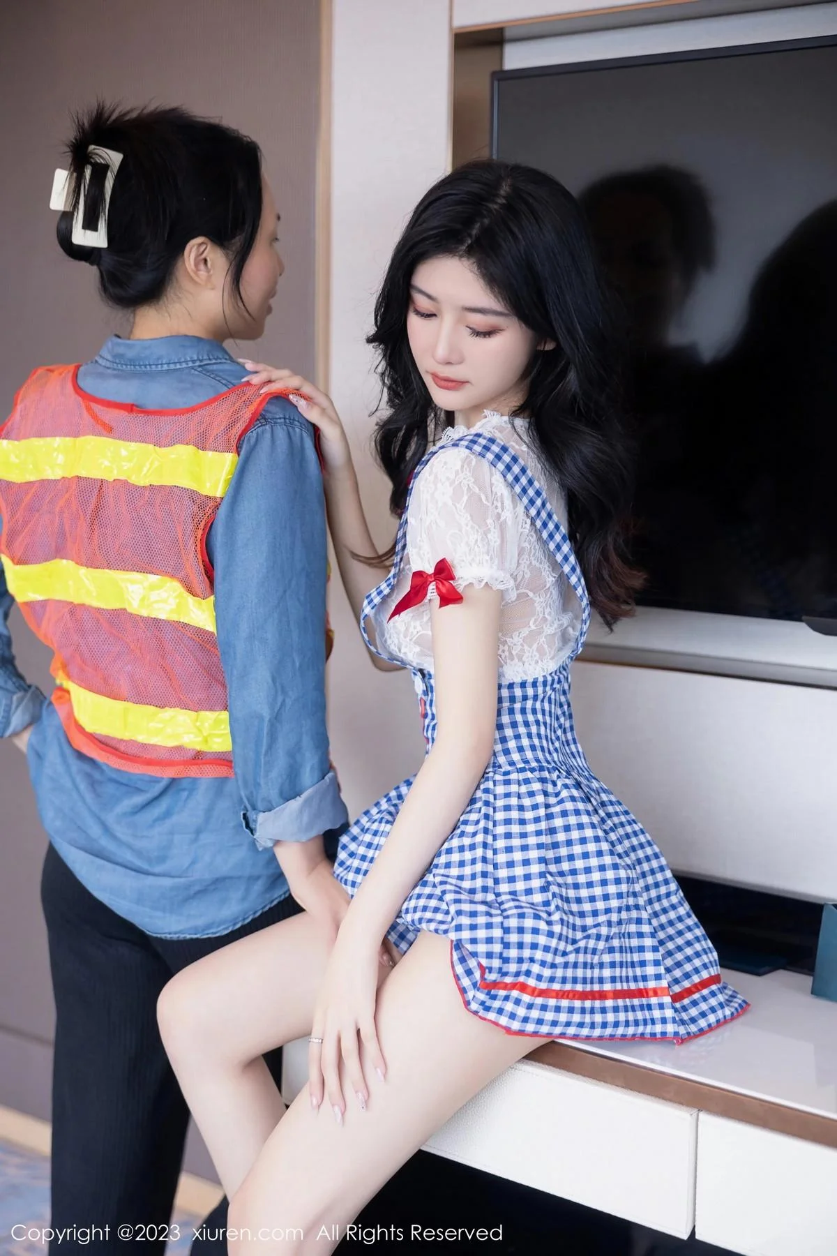 幼幼性感蓝白格子萝莉裙服饰多面视角秀完美身材绝美写真 第 25 张