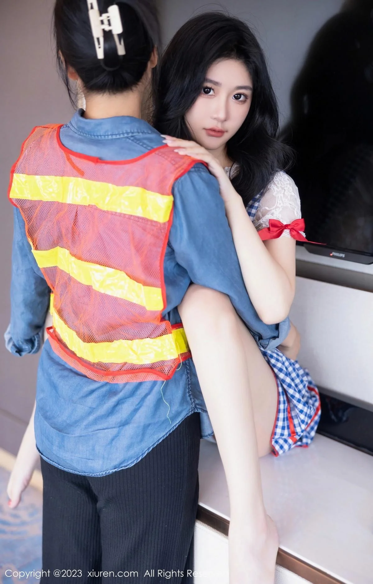 幼幼性感蓝白格子萝莉裙服饰多面视角秀完美身材绝美写真 第 26 张