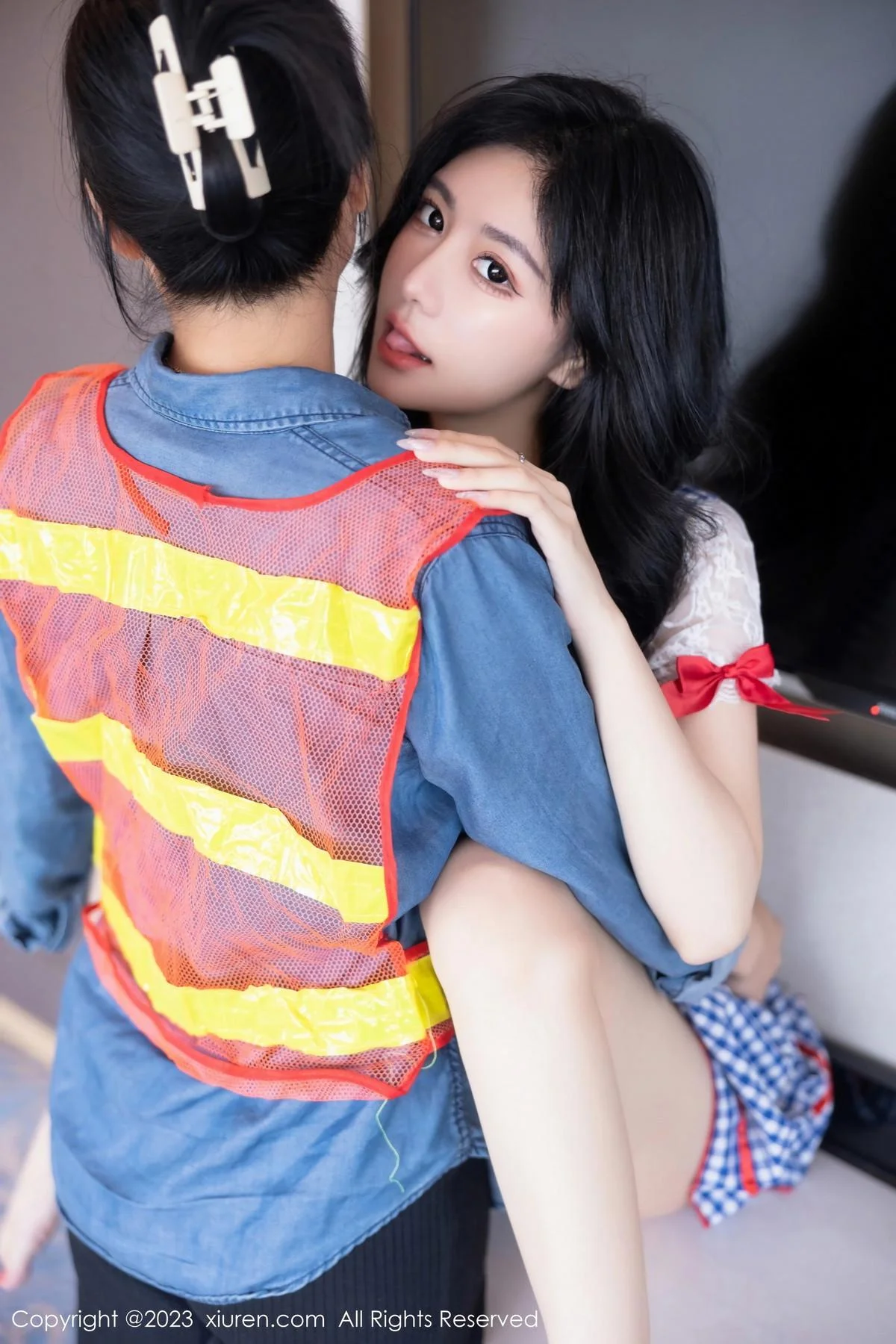 幼幼性感蓝白格子萝莉裙服饰多面视角秀完美身材绝美写真 第 27 张
