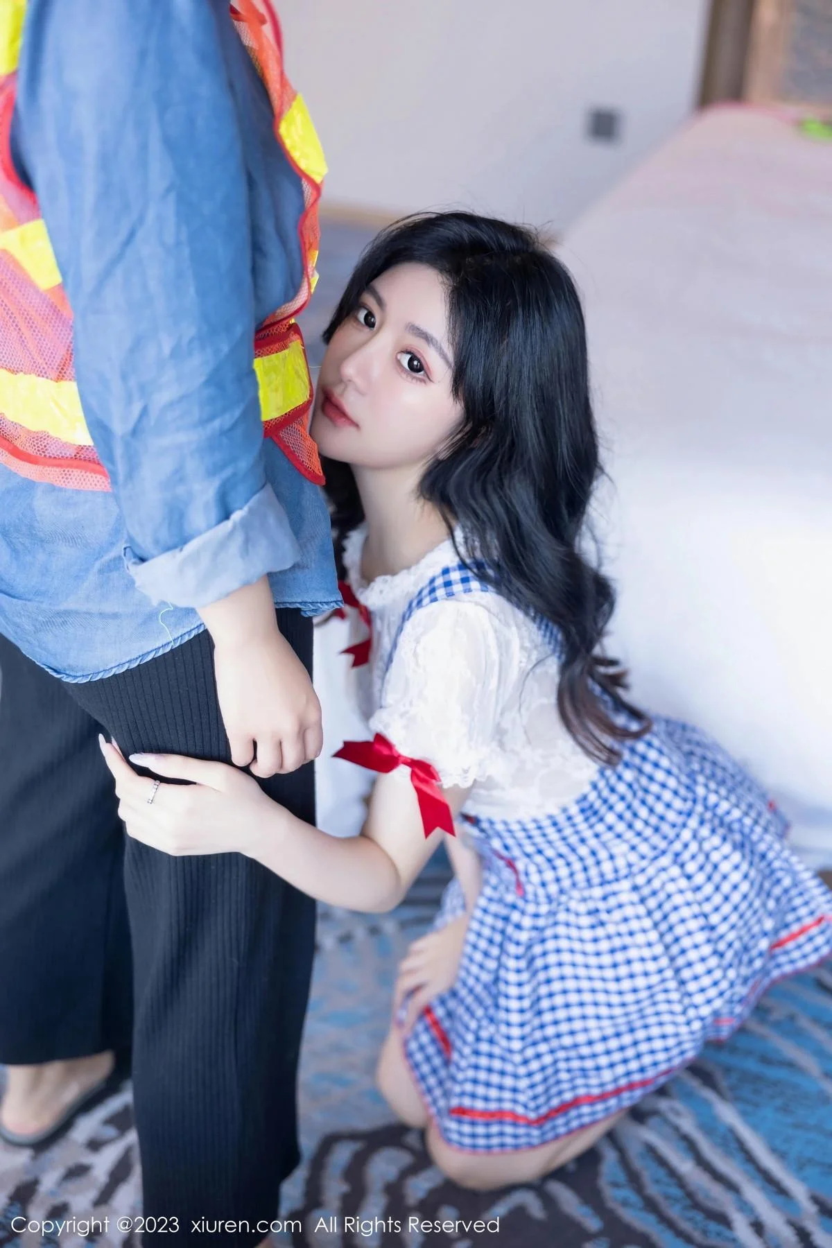 幼幼性感蓝白格子萝莉裙服饰多面视角秀完美身材绝美写真 第 31 张