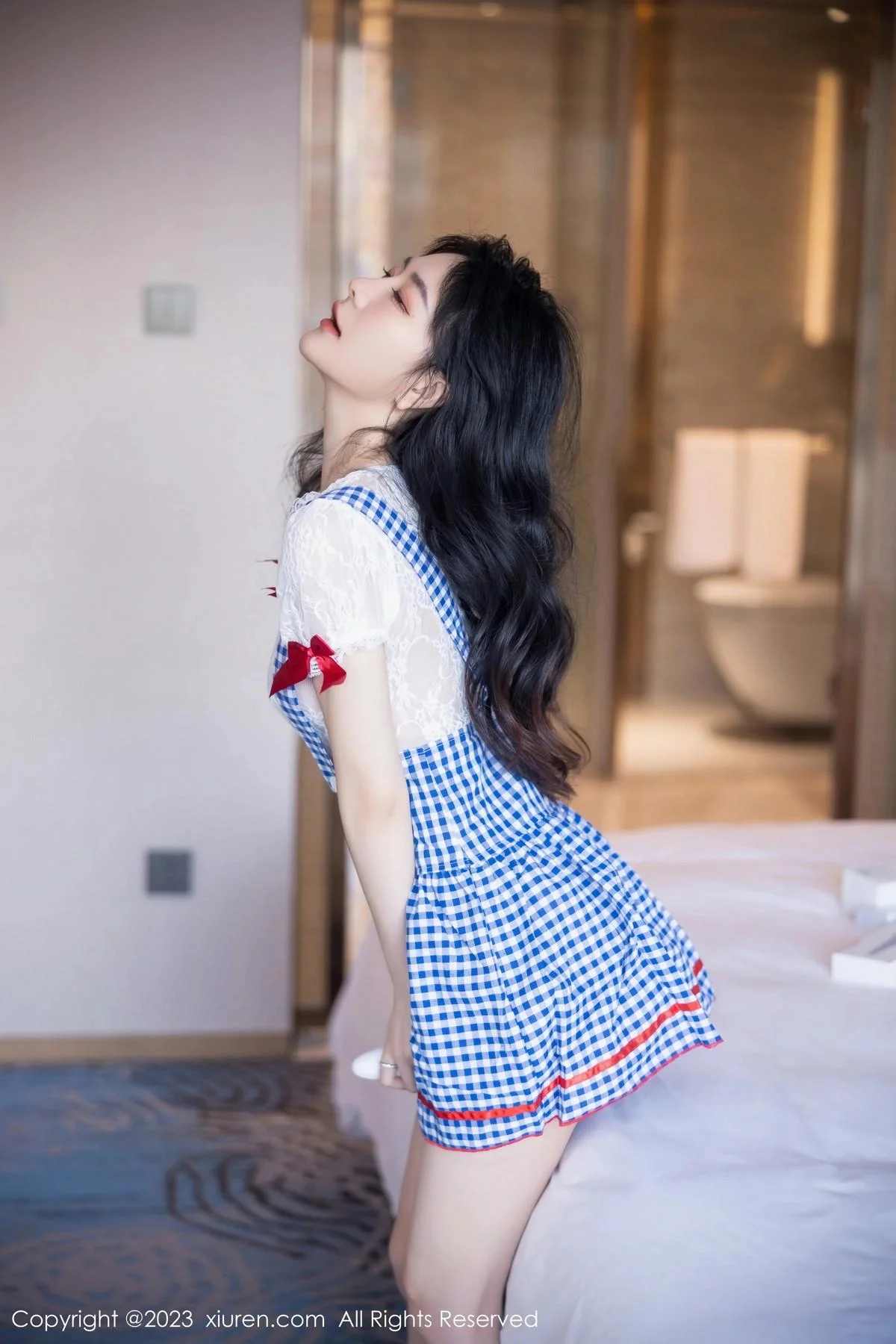 幼幼性感蓝白格子萝莉裙服饰多面视角秀完美身材绝美写真 第 39 张