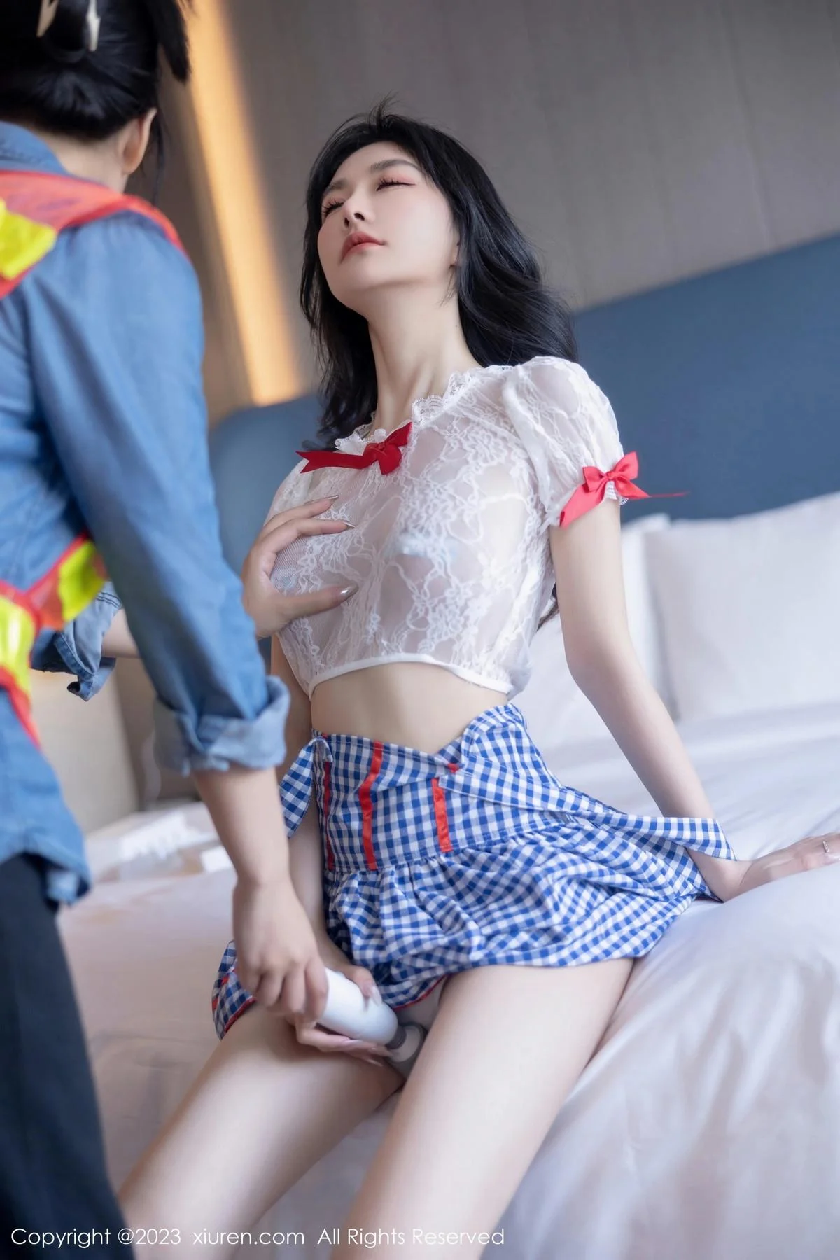 幼幼性感蓝白格子萝莉裙服饰多面视角秀完美身材绝美写真 第 46 张