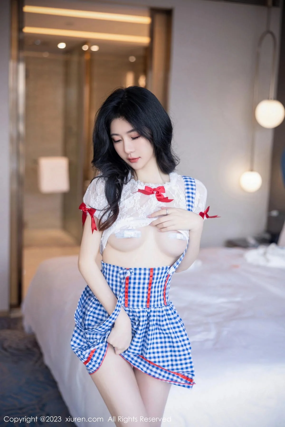 幼幼性感蓝白格子萝莉裙服饰多面视角秀完美身材绝美写真 第 48 张