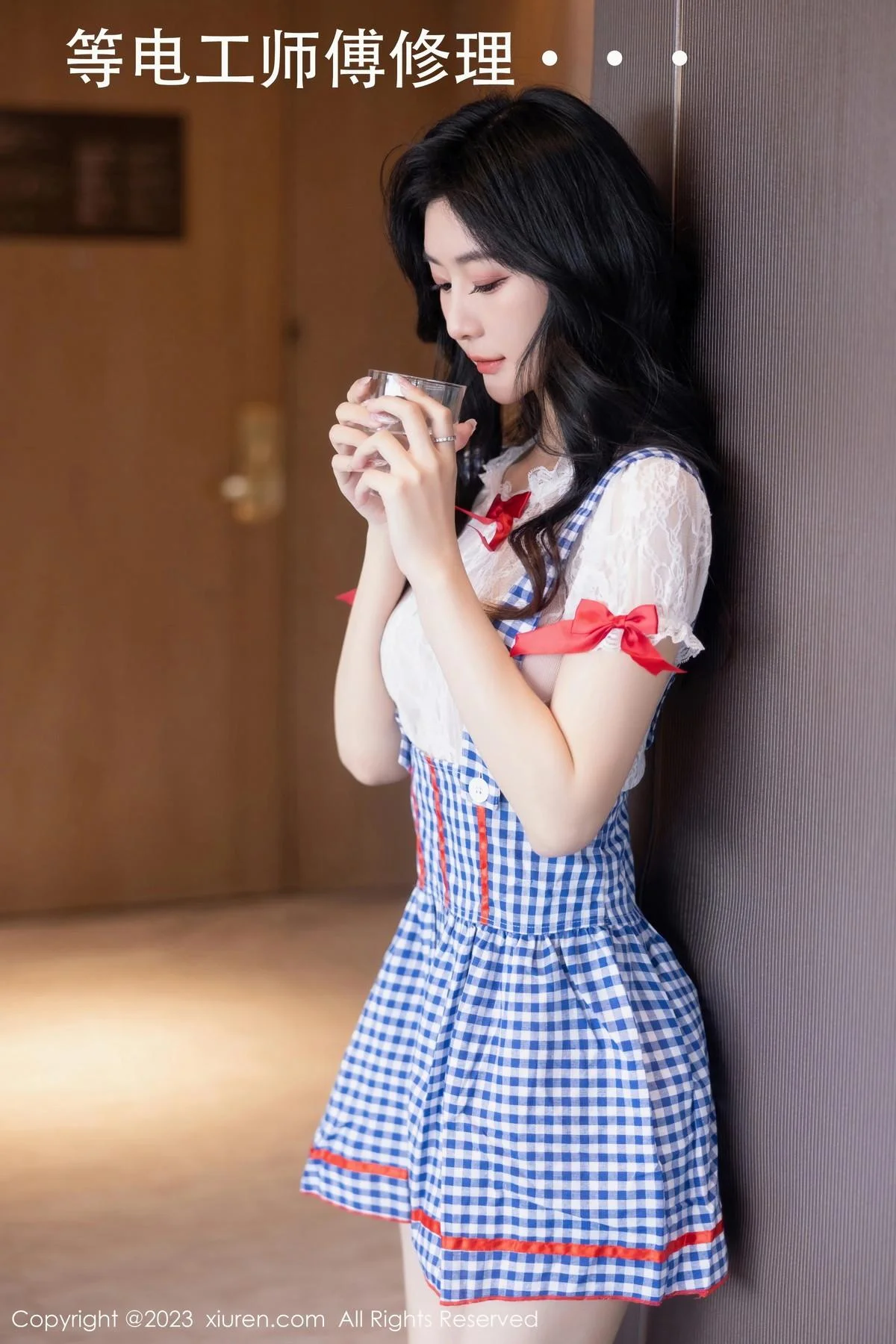 幼幼性感蓝白格子萝莉裙服饰多面视角秀完美身材绝美写真 第 6 张