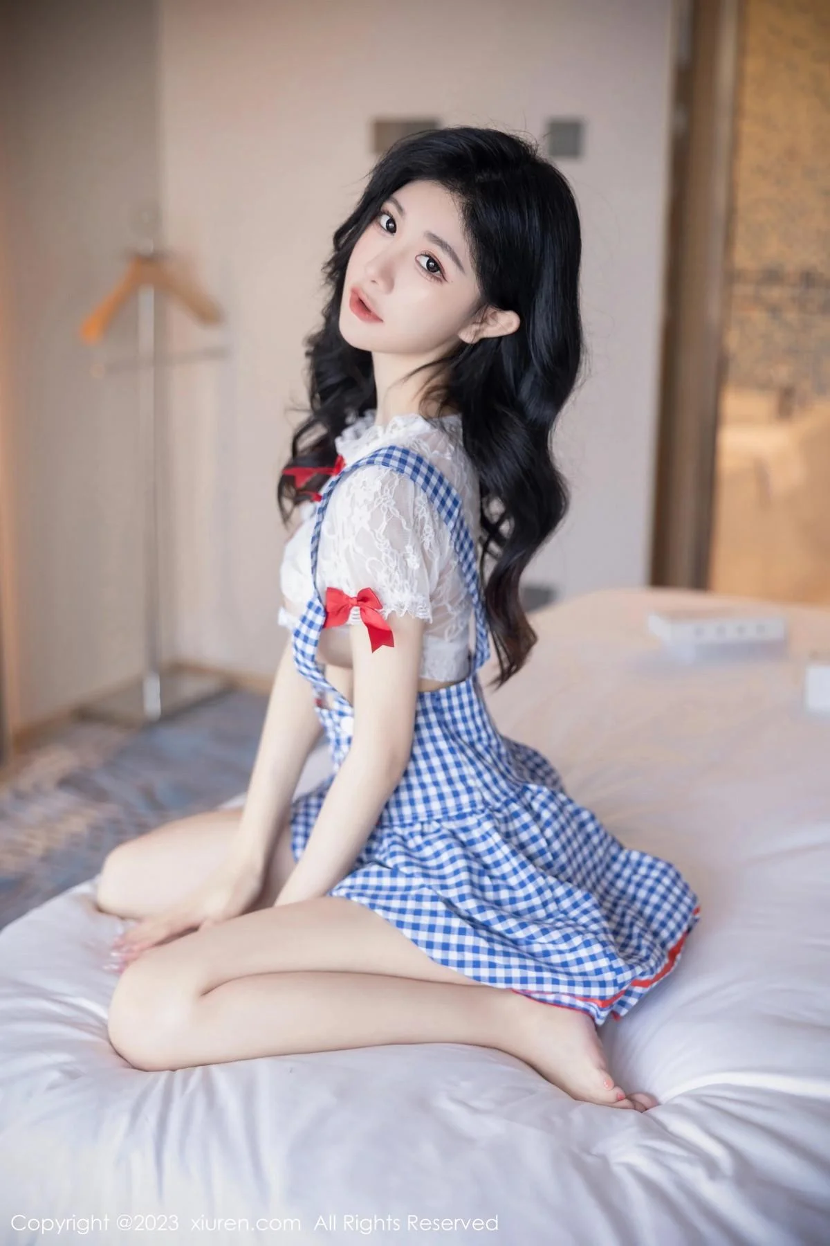 幼幼性感蓝白格子萝莉裙服饰多面视角秀完美身材绝美写真 第 68 张