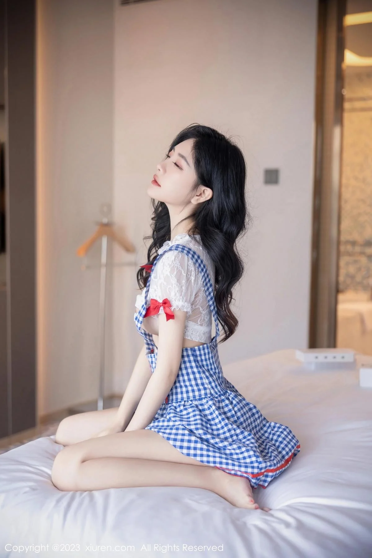 幼幼性感蓝白格子萝莉裙服饰多面视角秀完美身材绝美写真 第 69 张