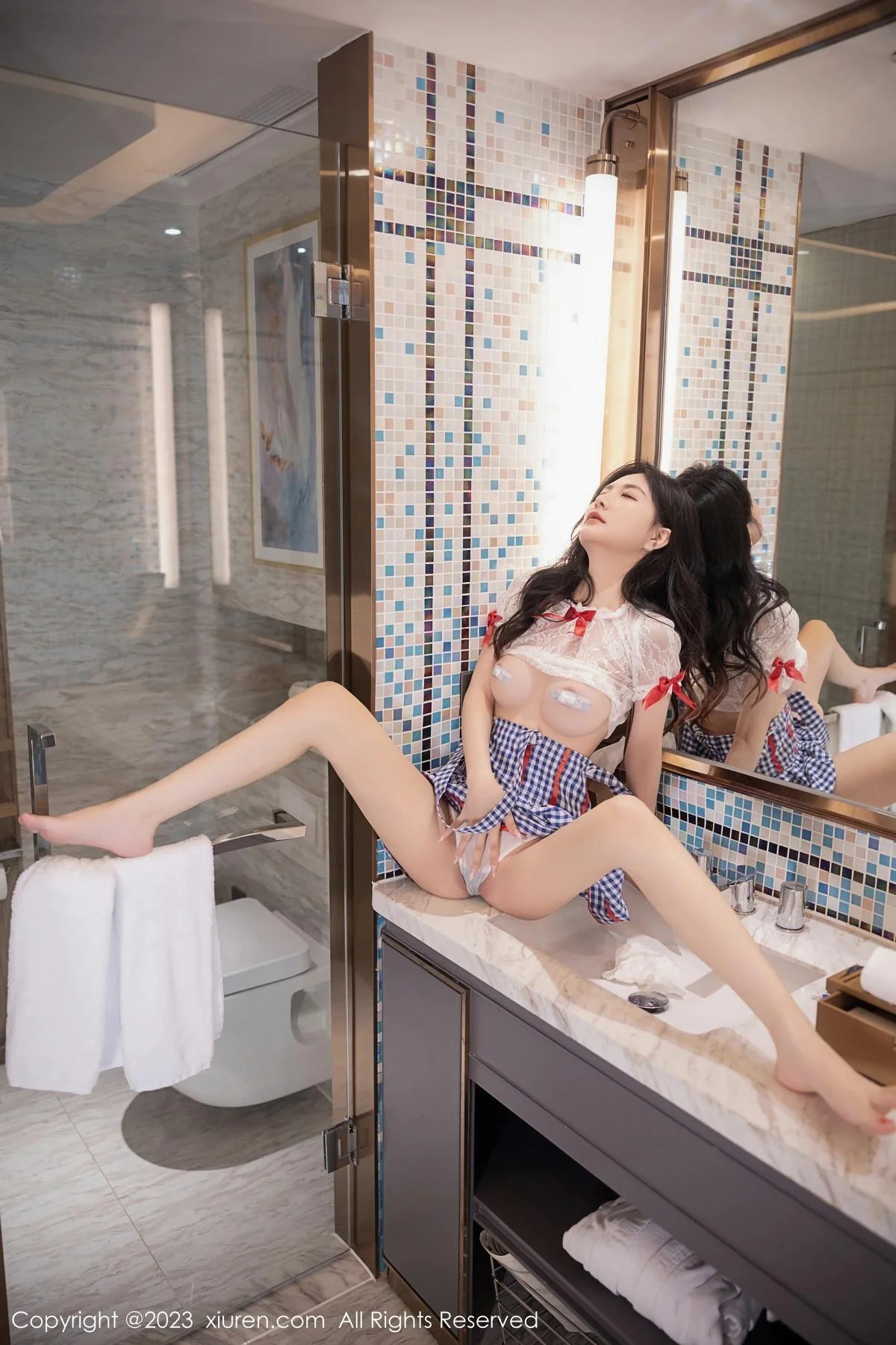 幼幼性感蓝白格子萝莉裙服饰多面视角秀完美身材绝美写真 第 72 张