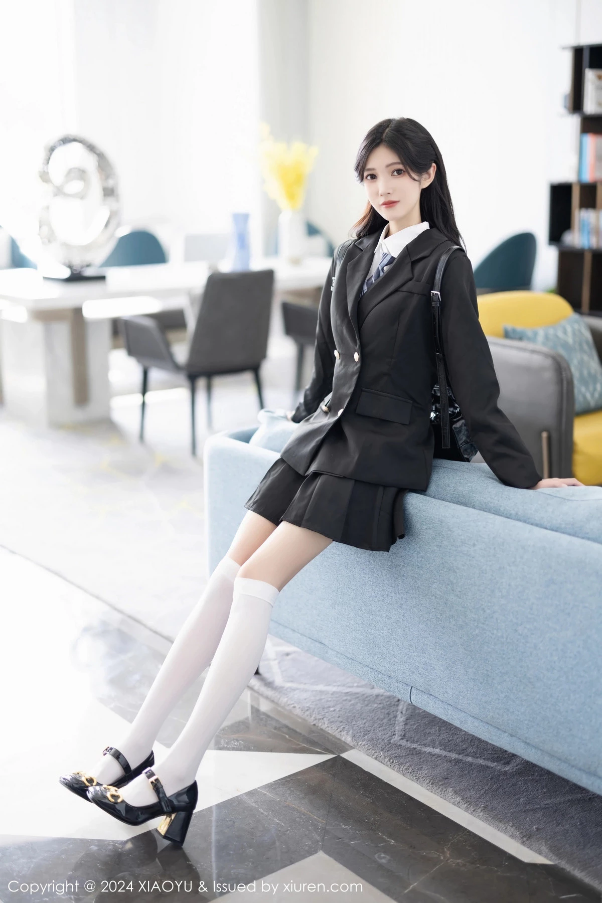 程程程性感学妹制服露黑色内衣配白丝袜秀曼妙身姿绝美写真 第 1 张